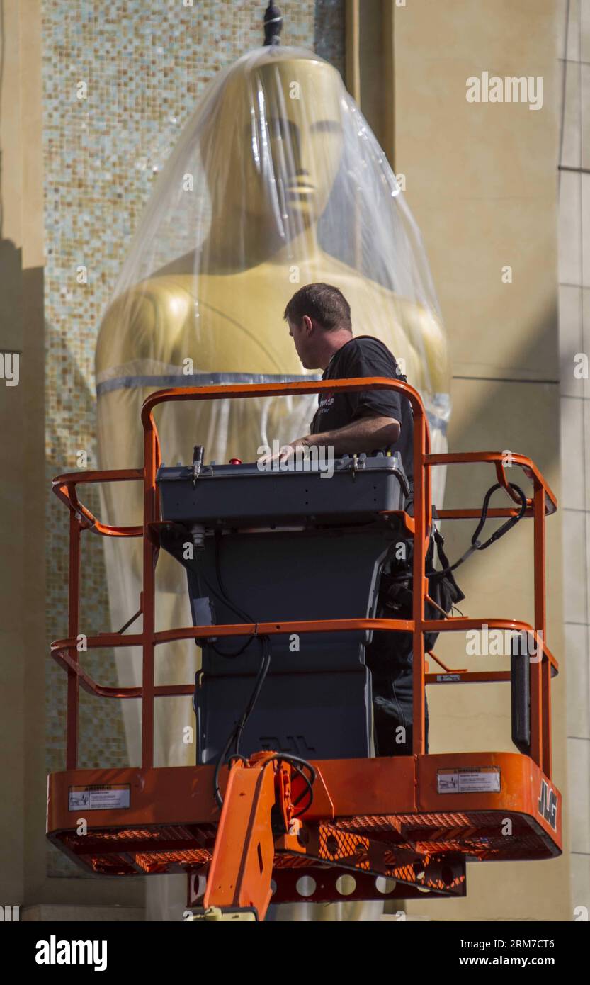 LOS ANGELES, 25 febbraio 2014 (Xinhua) -- i lavoratori hanno allestito una gigantesca statua dell'oscar di fronte al Dolby Theater in preparazione per i prossimi 86th Academy Awards a Hollywood di Los Angeles, Stati Uniti, 25 febbraio 2014. Il 86° Academy Awards si terrà il 2 marzo 2014. (Xinhua/Zhao Hanrong) (zhf) US-LOS ANGELES-OSCAR-PREPARATIONS PUBLICATIONxNOTxINxCHN Los Angeles febbraio 25 2014 i lavoratori di XINHUA hanno istituito una Giant Oscar Statue davanti al Dolby Theatre in preparazione per i prossimi 86th Academy Awards a Hollywood di Los Angeles gli Stati Uniti febbraio 25 2014 i 86th Academy Awards Foto Stock