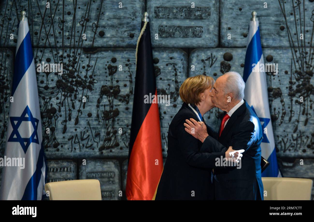 GERUSALEMME, 25 febbraio 2014 (Xinhua) -- il presidente israeliano Shimon Peres (R) bacia in visita alla cancelliera tedesca Angela Merkel dopo averla premiata con la Medaglia Presidenziale di distinzione durante una conferenza stampa con presso la residenza del presidente israeliano a Gerusalemme, il 25 febbraio 2014. Merkel ha incontrato il presidente israeliano Shimon Peres, che ha conferito alla Merkel la Medaglia Presidenziale di distinzione -- il più alto ordine civile per il suo costante impegno per la sicurezza di Israele e la lotta contro l'antisemitismo e il razzismo in particolare attraverso l'istruzione, qui martedì. La Merkel è arrivata in Israele per un 24 ore Foto Stock