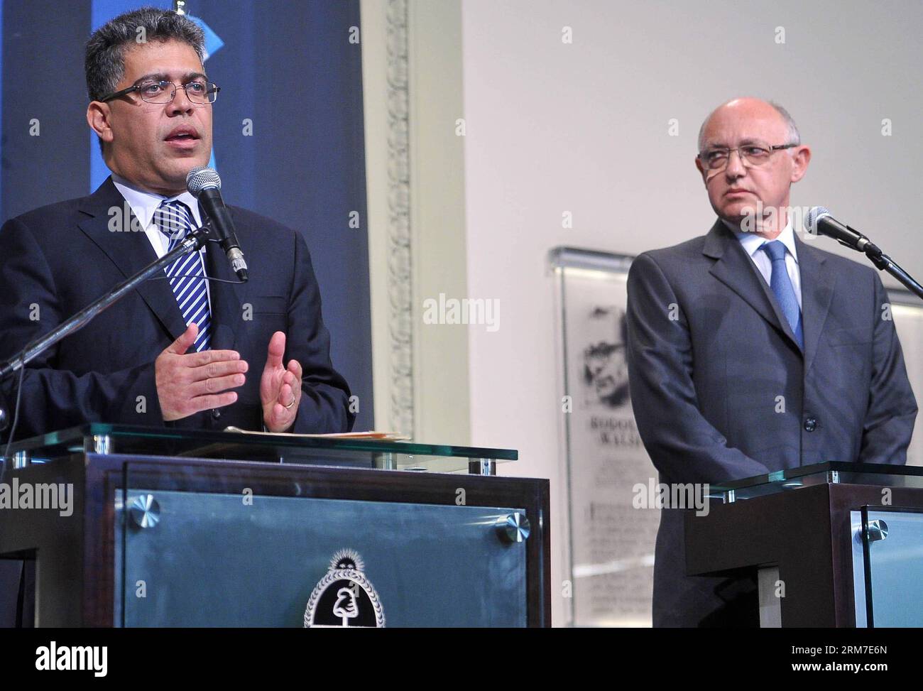 (140227) -- BUENOS AIRES, 27 febbraio 2014 (Xinhua) -- il ministro degli Esteri venezuelano Elias Jaua (L) e il ministro degli Esteri argentino Hector Timerman partecipano a una conferenza stampa presso il Government House di Buenos Aires, capitale dell'Argentina, il 27 febbraio 2014. (Xinhua/Victoria Egurza/TELAM) (jg) (sp) ARGENTINA-BUENOS AIRES-VENEZUELA-FM-VISIT PUBLICATIONxNOTxINxCHN Buenos Aires Feb 27 2014 XINHUA Venezuela i ministri degli Esteri Elias l e argentini Hector partecipano a una conferenza stampa PRESSO IL Government House di Buenos Aires capitale dell'Argentina IL 27 2014 febbraio XINHUA Victoria Egu Foto Stock