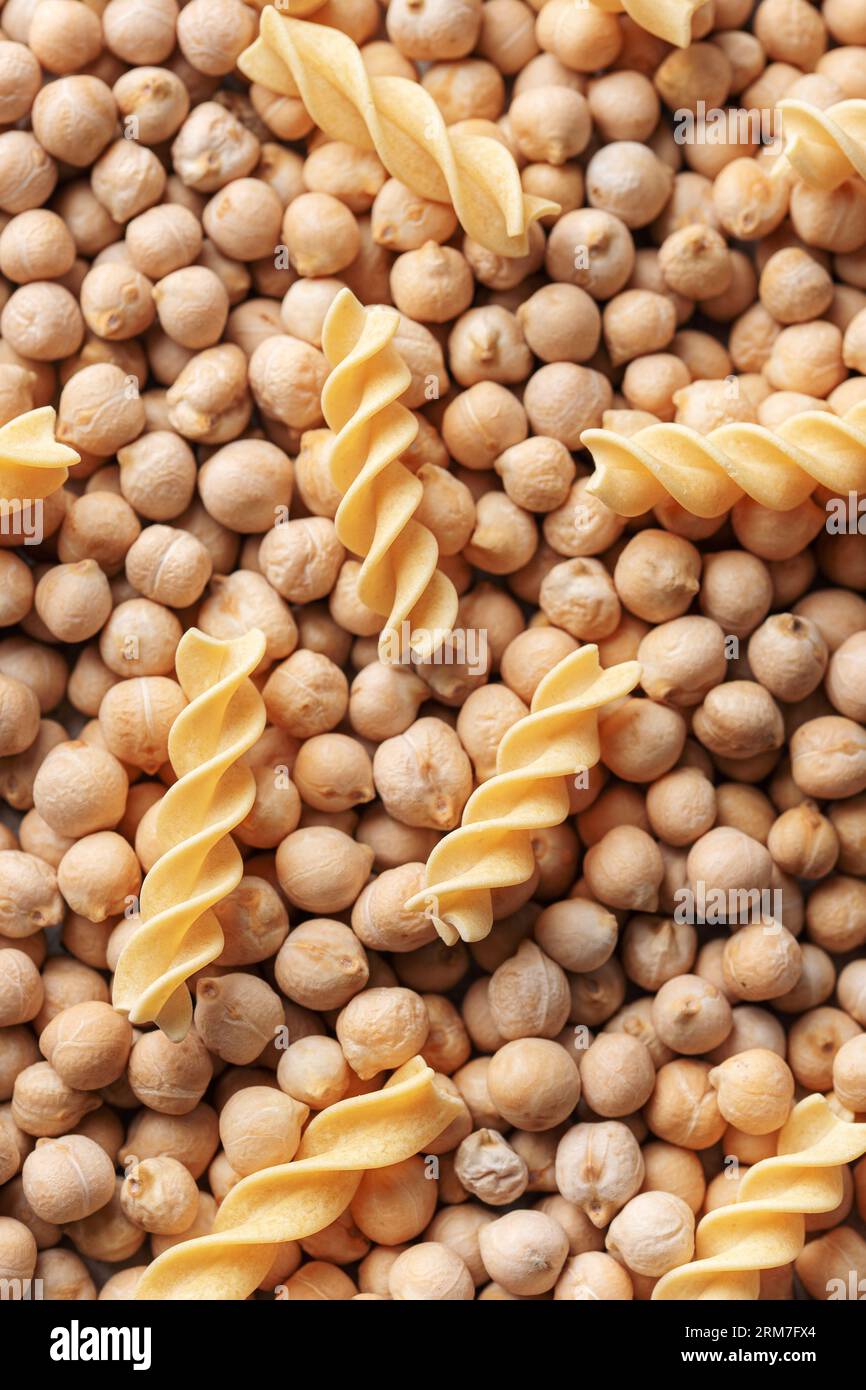 Fusilli di ceci. Pasta cruda e ceci. Pasta senza glutine. Background alimentare. Foto Stock