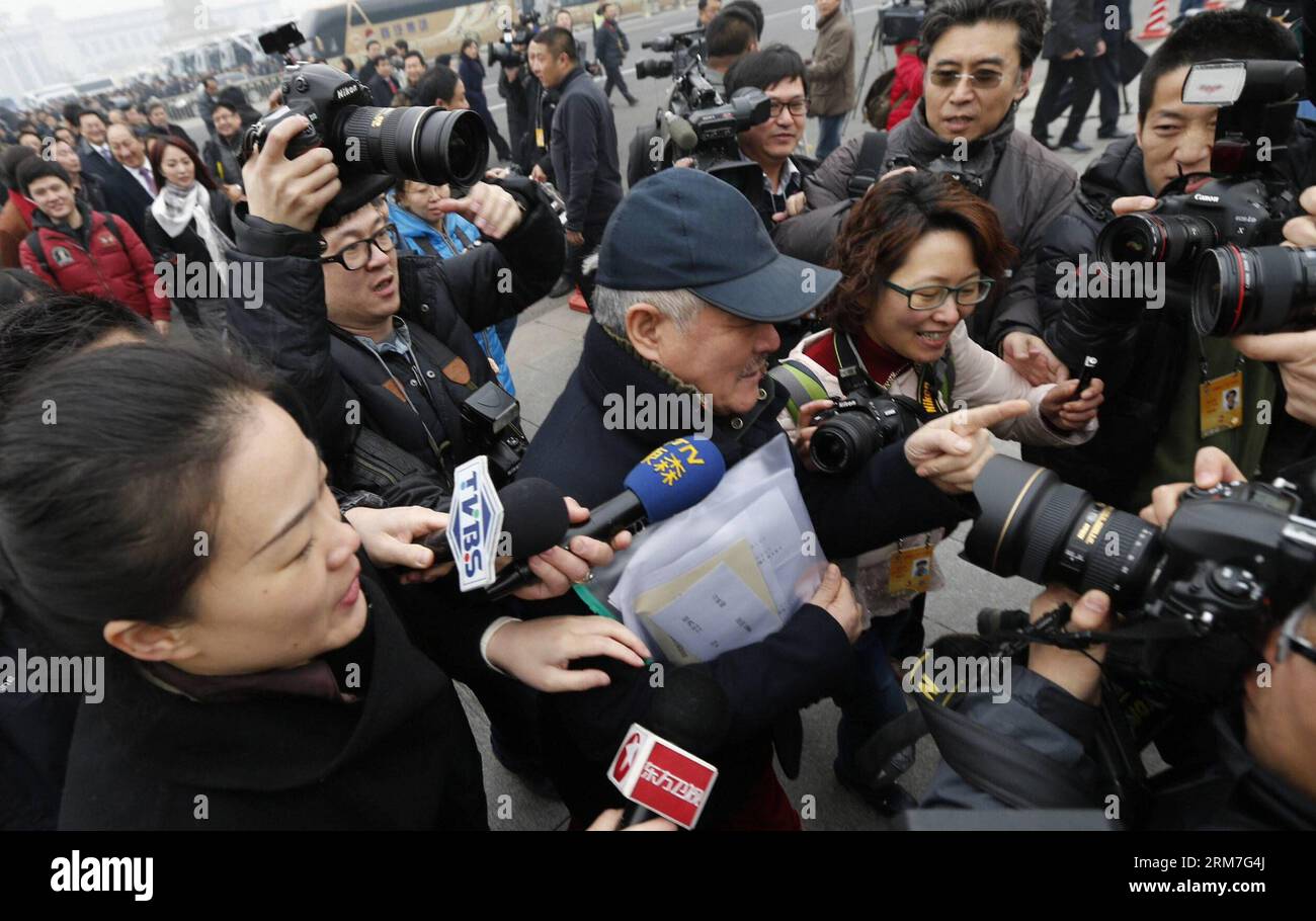 Lo Performing artist Zhao Benshan (C), membro del 12° Comitato Nazionale della Conferenza consultiva politica del popolo cinese (CPPCC), riceve un'intervista presso Piazza Tian anmen a Pechino, capitale della Cina, il 3 marzo 2014. La seconda sessione del dodicesimo Comitato nazionale del CPPCC, l'organo consultivo nazionale, è prevista per l'apertura a Pechino il 3 marzo. (Xinhua/Shen Bohan) (zkr) (DUE SESSIONI) CHINA-BEIJING-CPPCC-MEMBERS-ARRIVAL (CN) PUBLICATIONxNOTxINxCHN Performing Artist Zhao Benshan C membro del 12° Comitato Nazionale dei consulenti politici delle celebrità cinesi Foto Stock