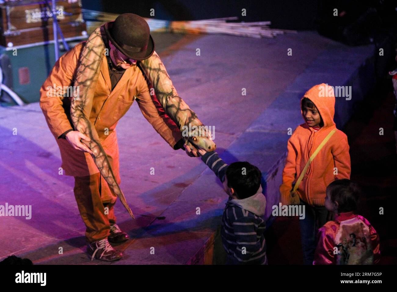 L'artista burattino irlandese Thomas Baker si esibisce con giovani spettatori al 12 ° Ishara International Puppet Festival in India Habitat Center a nuova Delhi, capitale dell'India, 2 marzo 2014. Il festival, che include spettacoli di artisti burattini provenienti da molti paesi come il Regno Unito, Israele, Irlanda, ha attirato molti bambini e adulti in città. Il festival durerà fino al 4 marzo. (Xinhua/Zheng Huansong)(ctt) INDIA-NEW DELHI-PUPPET-FESTIVAL PUBLICATIONxNOTxINxCHN Ireland Puppet Artist Thomas Baker si esibisce con giovani spettatori AL 12 ° Ishara International Puppet Festival di Indi Foto Stock