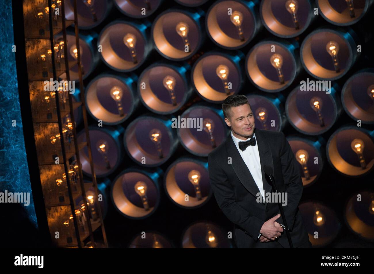 LOS ANGELES, 2 marzo 2014 (Xinhua) -- Brad Pitt arriva sul palco per presentare il candidato all'Oscar per il miglior film 12 anni uno schiavo durante il 86° Oscar alla cerimonia di premiazione al Dolby Theatre Hollywood, California, Stati Uniti, 2 marzo 2014. (Xinhua/Pool/Aaron Poole) U.S.-LOS ANGELES-OSCAR-CERIMONIA DI PREMIAZIONE PUBLICATIONxNOTxINxCHN Los Angeles 2 marzo 2014 XINHUA Brad Pitt ARRIVA sul palco per presentare il candidato Oscar per il miglior film 12 anni uno schiavo durante il 86 ° Oscar Oscar cerimonia di premiazione AL Dolby Theatre Hollywood California Stati Uniti 2 marzo 2014 XINHUA Pool Aaron Poole Foto Stock