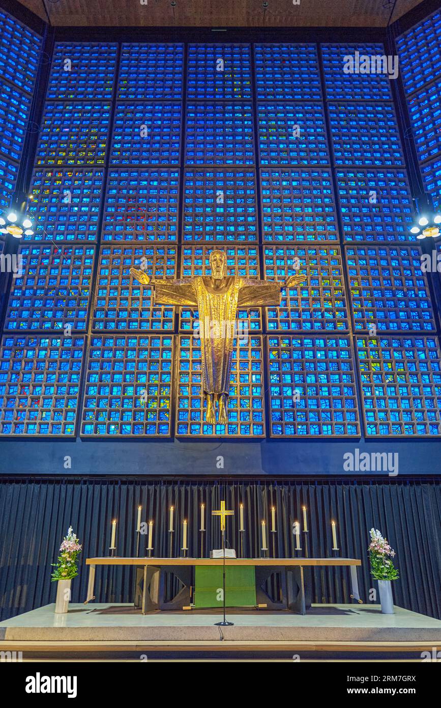 Berlino, Germania - Juky 30, 2019: La chiesa commemorativa del Kaiser Wilhelm, il Cristo della Resurrezione di Karl Hemmeter sopra l'altare maggiore Foto Stock