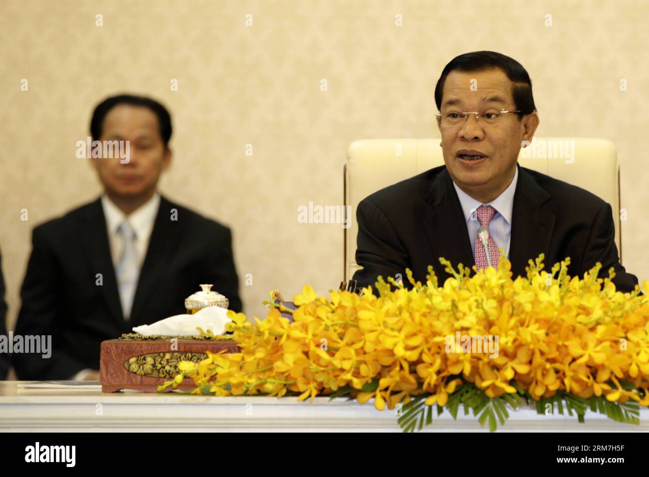(140304) -- PHNOM PENH, 4 marzo 2014 (Xinhua) -- il primo ministro cambogiano Hun Sen (R) partecipa al 17° Forum governativo-privato presso il Palazzo della Pace di Phnom Penh, Cambogia, 4 marzo 2014. Il primo ministro cambogiano Hun Sen ha ribadito martedì che il governo non avrebbe più tollerato scioperi o manifestazioni illegali guidate dall'opposizione e dai suoi sindacati allineati. (Xinhua/Phearum) CAMBOGIA-PHNOM PENH-PM-PROTESTE ILLEGALI PUBLICATIONxNOTxINxCHN Phnom Penh 4 marzo 2014 XINHUA primo ministro cambogiano HUN Sen r partecipa al 17° Forum del settore privato del governo AL Palazzo della Pace di Foto Stock