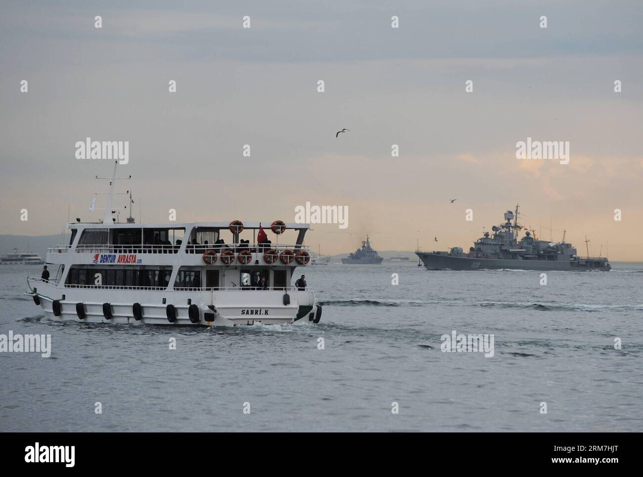 (140304) -- ISTANBUL, 4 marzo 2014 (Xinhua) -- Una nave da guerra Ucraina passa attraverso lo stretto del Bosforo, in Turchia, 4 marzo 2014, in direzione dell'Ucraina. La fregata Ucraina, l'Hetman Sahaydachny, scortata da una nave da guerra turca e da una nave della guardia costiera, compì il suo passaggio dal Bosforo e salpò verso il Mar Nero sulla via del ritorno in Ucraina. All'inizio dello stesso giorno, due navi da guerra russe, la Saratov e la Yamal, attraversarono il rettilineo e si diressero verso l'Ucraina. (Xinhua/Lu Zhe) TURCHIA-BOSFORO-UCRAINA NAVE DA GUERRA PUBLICATIONxNOTxINxCHN Istanbul 4 marzo 2014 XINHUA una nave da guerra Ucraina Pa Foto Stock