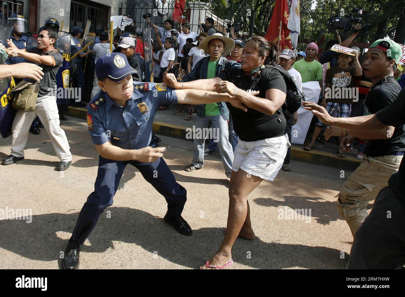 (140305) -- QUEZON CITY, 5 marzo 2014 (Xinhua) -- gli agricoltori si scontrano con i poliziotti durante una manifestazione di protesta alla porta della camera dei rappresentanti delle Filippine a Quezon City, Filippine, 5 marzo 2014. Gli attivisti condannarono gli emendamenti proposti nella Costituzione filippina attraverso il cambiamento della carta nel Congresso filippino e chiesero l'approvazione del vero disegno di legge sulla riforma agraria che avrebbe beneficiato gli agricoltori senza terra. (Xinhua/Rouelle Umali) FILIPPINE-QUEZON CITY-CONGRESS-RALLY PUBLICATIONxNOTxINxCHN Quezon City 5 marzo 2014 XINHUA Farmers Clash with Policlins during a Prot Foto Stock