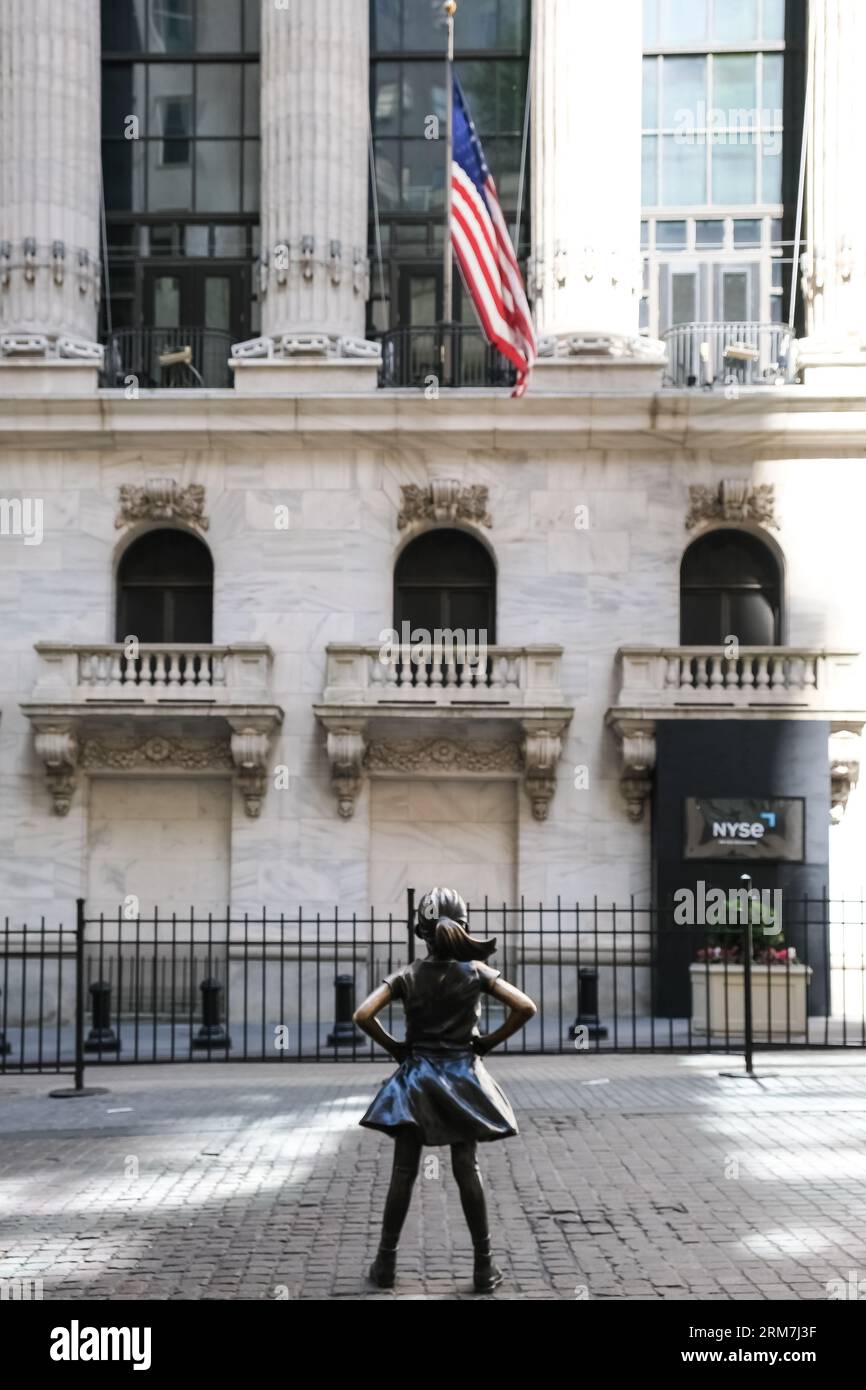 Veduta della Fearless Girl, una scultura in bronzo su Broad Street di fronte al New York Stock Exchange Building a Manhattan, New York City. Foto Stock