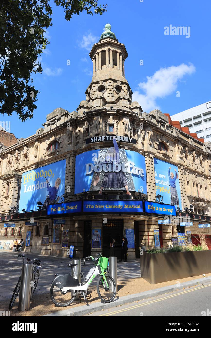Mrs Doubtfire, la commedia musicale al Shaftesbury Theatre di Londra. West End, basato sull'omonimo film del 1993, Regno Unito Foto Stock