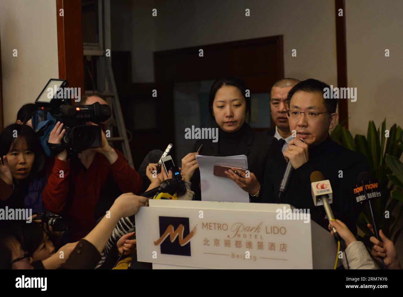 Joshua Law Kok Hwa (R), vicepresidente senior regionale della Malaysia Airlines in Cina, parla in una conferenza stampa al Metro Park Lido Hotel di Pechino, capitale della Cina, 8 marzo 2014. Un aereo passeggeri malese che trasportava 239 persone ha perso il contatto con il controllo del traffico aereo di sabato mattina presto, mentre era in viaggio dalla capitale malese Kuala Lumpur a Pechino. Un totale di 154 cittadini cinesi erano a bordo dell'aereo, tra cui un neonato e uno da Taiwan. (Xinhua/Wang Quanchao) (ry) CINA-PECHINO-MALESIA VOLO-MANCANTE-CONFERENZA STAMPA (CN) PUBLICATIONxNOTxINxCHN legge di Joshua Foto Stock
