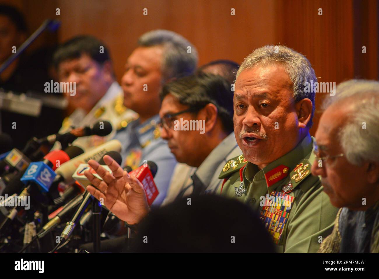 Capo delle forze armate della Malesia Zulkifeli Mohd. Zin (2nd R) parla a una conferenza stampa a Kuala Lumpur, Malesia, 9 marzo 2014. Il jet malese scomparso potrebbe essere tornato dal suo percorso programmato a Pechino prima di scomparire, ha detto qui domenica un ufficiale militare. (Xinhua/Chong Voon Chung) (lyx) MALESIA-KUALA LUMPUR-MISSING FLIGHT-RADAR-TURN-BACK PUBLICATIONxNOTxINxCHN Capo delle forze armate della Malesia Mohd zin 2 r parla A una conferenza stampa a Kuala Lumpur Malesia 9 marzo 2014 il jet malese scomparso può essere tornato dal suo corso programmato a Pechino befor Foto Stock