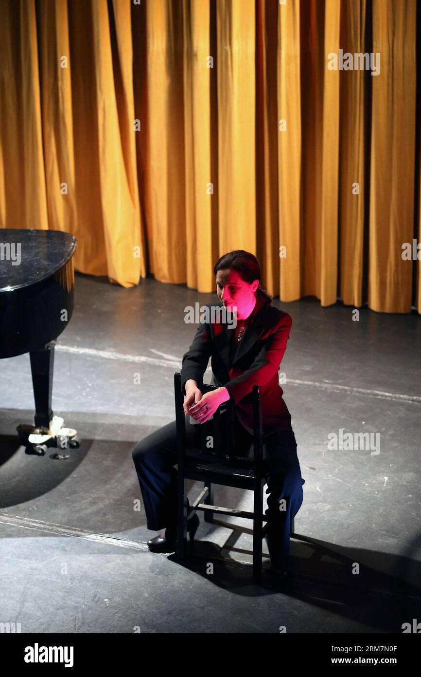 (140309) -- FRANCOFORTE, 9 marzo 2014 (Xinhua) -- l'alto tedesco Ruth Zetzsche si esibisce in un concerto al Teatro Internazionale di Francoforte, Germania, il 9 marzo 2014. Ruth Zetzsche ha invitato il pubblico a divertirsi con canzoni d'amore e ballate nel suo concerto di domenica sera. Ruth Zetzsche è nata in una famiglia di musicisti a Lipsia, in Germania, ed è riconosciuta per la sua creatività ed espressione unica con il suo stile musicale. (Xinhua/Luo Huanhuan) GERMANIA-FRANCOFORTE-MUSICA-RUTH ZETZSCHE-CONCERT PUBLICATIONxNOTxINxCHN Francoforte 9 marzo 2014 XINHUA German alto Ruth si esibisce in un concerto ALL'interno Foto Stock