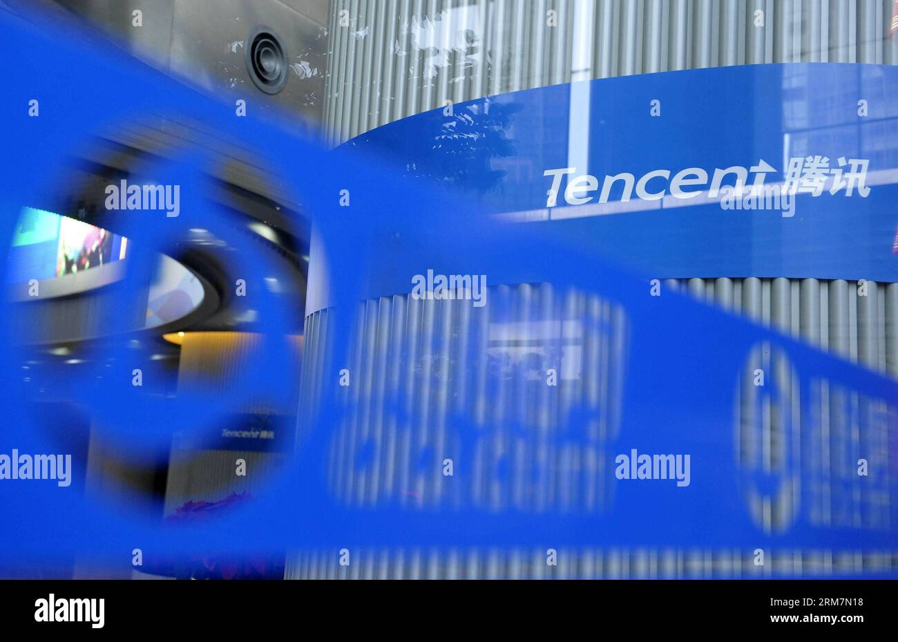 GUANGZHOU Xinhua -- foto scattata il 14 gennaio 2013 mostra la sede della società Internet Tencent a Shenzhen, nella provincia del Guangdong nella Cina meridionale. La società Internet cinese Tencent prevede di acquistare una quota del 15% nel JD.com, un'importante società di vendita diretta online in Cina, prima che quest'ultima lanci la sua offerta pubblica iniziale IPO negli Stati Uniti. Xinhua/Liang Xu lfj CHINA-TENCENT-JD.COM-STAKE ACQUISTO CN PUBLICATIONxNOTxINxCHN Foto Stock