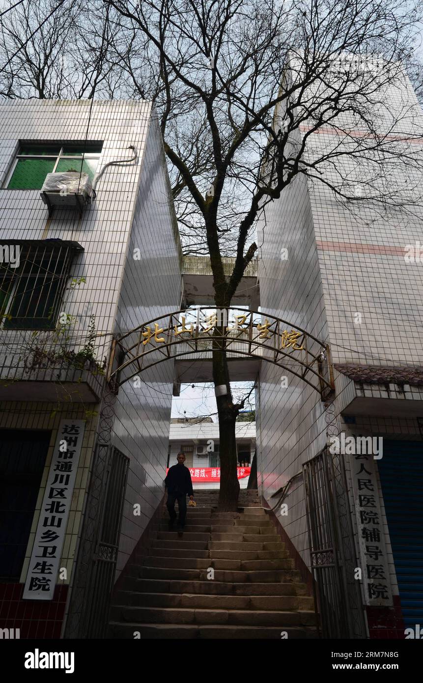 (140310) -- DAZHOU, 10 marzo 2014 (Xinhua) -- un vecchio albero cresce tra gli edifici di un ospedale nella contea di Beishan del distretto di Tongchuan nella città di Dazhou, nella provincia del Sichuan della Cina sud-occidentale, 10 marzo 2014. Lo spettacolo è apparso qui come un ospedale doveva essere costruito dove crescono tre vecchi alberi. È stato lasciato abbastanza spazio per la crescita di vecchi alberi al fine di proteggerli durante la costruzione degli edifici, ha detto il direttore dell'ospedale. (Xinhua/Zhang Ji) (mt) CHINA-SICHUAN-DAZHOU-OLD TREE-PRODUCTION (CN) PUBLICATIONxNOTxINxCHN Dazhou 10 marzo 2014 XINHUA to Old Tree GROWS between the B Foto Stock