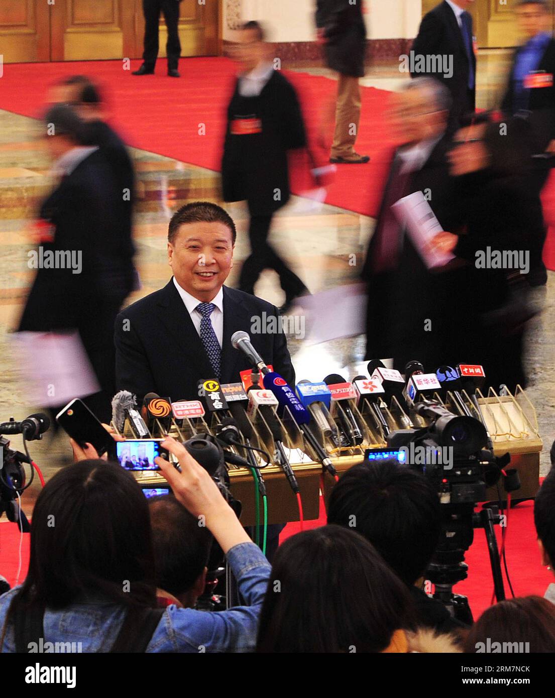 (140310) -- PECHINO, 10 marzo 2014 (Xinhua) -- il ministro cinese della terra e delle risorse Jiang Daming riceve un'intervista presso la grande sala del popolo a Pechino, capitale della Cina, 10 marzo 2014. Jiang ha detto che il ministero dei terreni e delle risorse (MLR) e il ministero degli alloggi e dello sviluppo urbano-rurale (MOHURD) avrebbero congiuntamente represso la costruzione e le vendite di alloggi con diritti di proprietà limitati. (Xinhua/Xiao Yijiu) (zkr) (DUE SESSIONI) CINA-PECHINO-INTERVISTA-JIANG DAMING-LIMITED PROPERTY RIGHTS (CN) PUBLICATIONxNOTxINxCHN Pechino 10 marzo 2014 XINHUA Chinese Minister of Country and Resourc Foto Stock