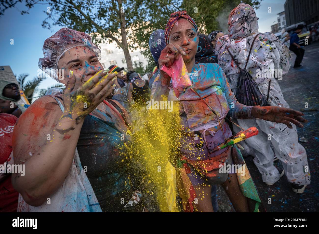 Londra, Regno Unito. 27 agosto 2023. La sfilata di J'ouvert inizia la festa del Carnevale di Notting Hill 2023 la mattina presto, con la pittura tradizionale, l'olio e la polvere colorata che vengono lanciati ai suoni di tamburi e gruppi ritmici africani. Crediti: Guy Corbishley / Alamy Live News Foto Stock