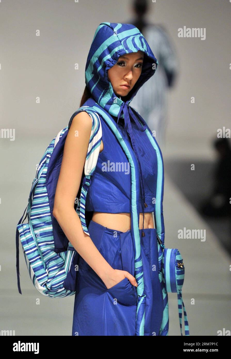 (140311) -- PECHINO, 11 marzo 2014 (Xinhua) -- Una modella presenta una creazione durante una sfilata di moda dell'Istituto di tecnologia della moda di Pechino a Pechino, capitale della Cina, 11 marzo 2014. (Xinhua/li Wen) (mp) CHINA-BEIJING-FASHION SHOW (CN) PUBLICATIONxNOTxINxCHN Pechino 11 marzo 2014 XINHUA a Model presenta una creazione durante una sfilata di moda dell'Istituto di tecnologia della moda di Pechino a Pechino capitale della Cina 11 marzo 2014 XINHUA ha lasciato Wen MP China Beijing Fashion Show CN PUBLICATIONxNOTxINxCHN Foto Stock