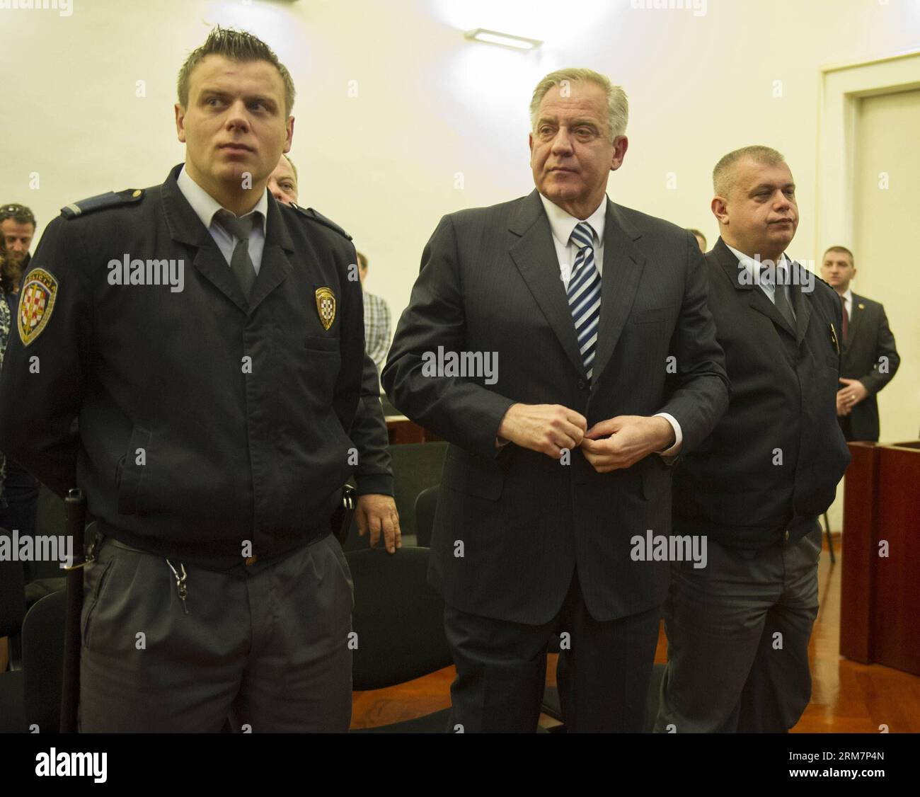 (140311) -- ZAGABRIA, 11 marzo 2014 (Xinhua) -- l'ex primo ministro croato Ivo Sanader (C) è accompagnato da agenti di polizia giudiziaria mentre ascolta il verdetto in tribunale a Zagabria, capitale della Croazia, 11 marzo 2014. Un tribunale croato ha condannato Sanader per corruzione nel caso di corruzione di Fimi Meida e lo ha condannato a 9 anni di carcere martedì. (Xinhua/Miso Lisanin) CROAZIA-IVO SANADER-CORRUPTION PUBLICATIONxNOTxINxCHN Zagabria 11 marzo 2014 XINHUA ex primi ministri croati Ivo Sanader C È accompagnato da ufficiali di polizia giudiziaria mentre ascolta il verdetto in tribunale a Zagabria capitale di Croati Foto Stock