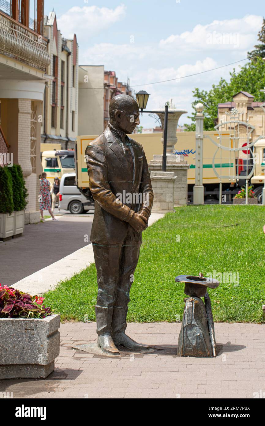 Pyatigorsk, Russia - 22 LUGLIO 2023. Monumento al parco dei fiori Kisa Vorobyaninov naer. Un popolare personaggio letterario del romanzo i dodici Chai Foto Stock