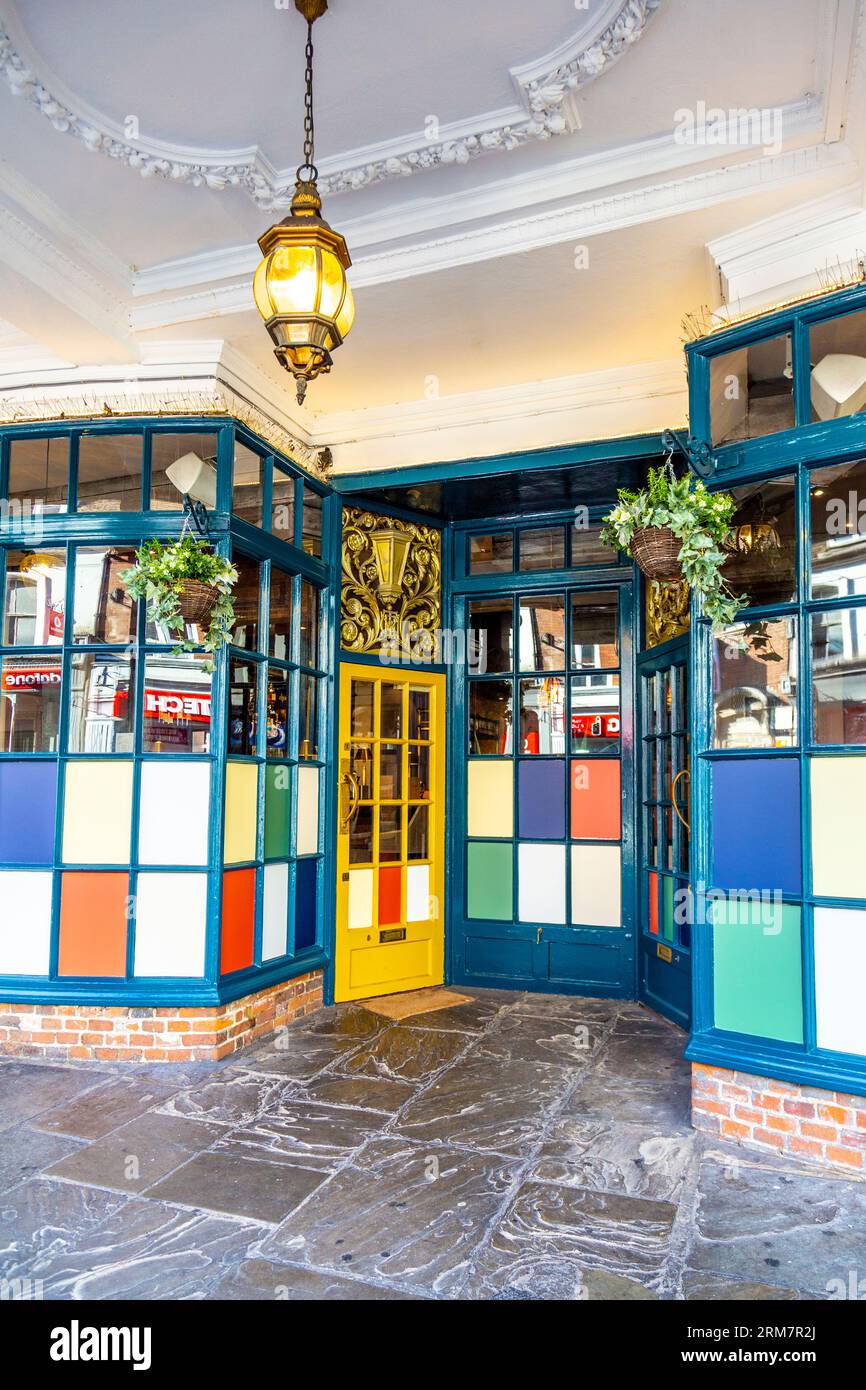 Esterno colorato del ristorante Jack & Alice nel Municipio e nelle gallerie del Corn Exchange, Farnham, Surrey, Inghilterra Foto Stock