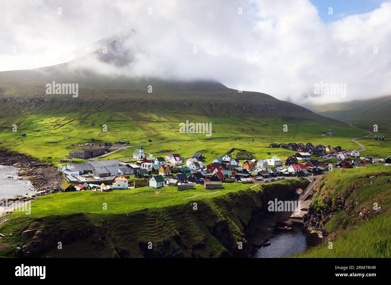 Gola naturale del porto vicino all'idilliaco villaggio di Gjogv, il villaggio più settentrionale di Eysturoy, isole Faroe Foto Stock