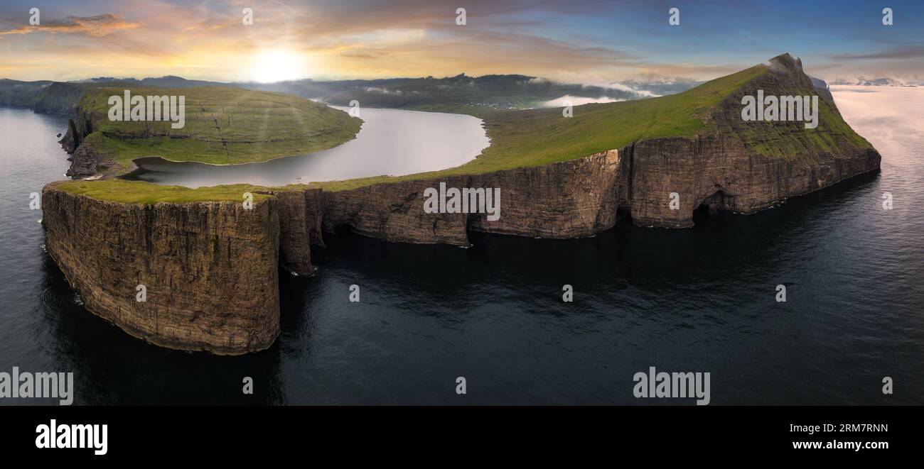 Tramonto sulle scogliere di Traelanipa sull'isola di Vagar, sulle isole Faroe, sul paesaggio oceanico di montagna Foto Stock