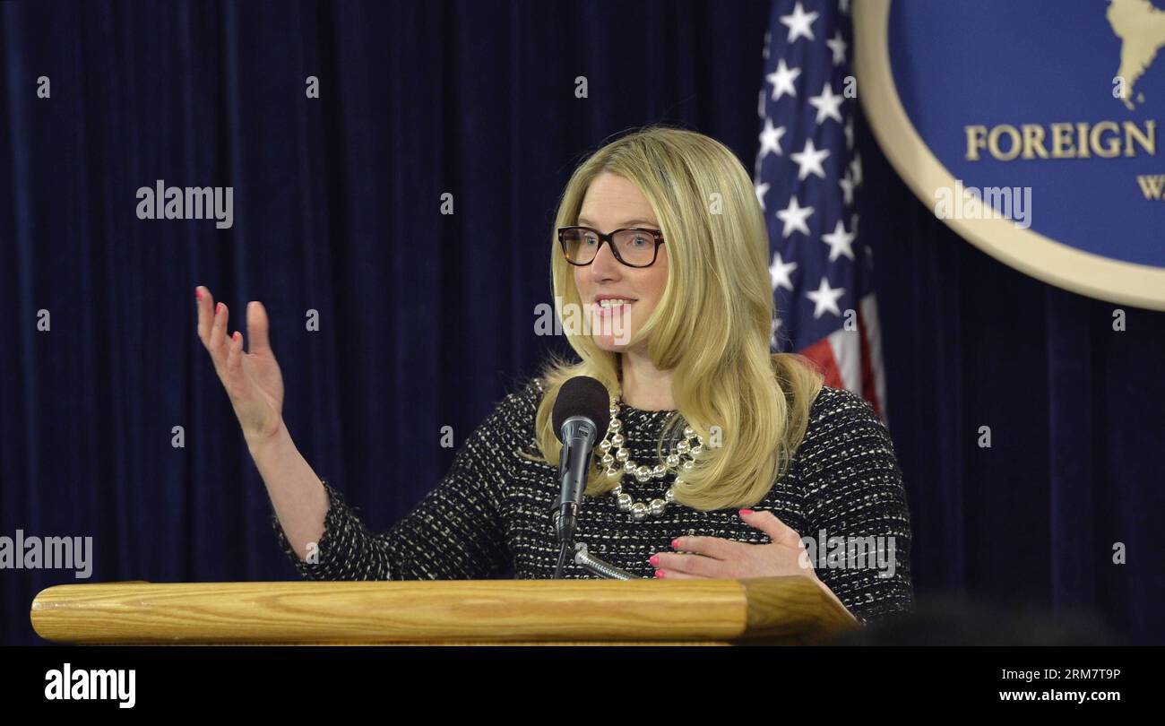 (140314) -- WASHINGTON, 14 marzo 2014 (Xinhua) -- la portavoce del Dipartimento di Stato degli Stati Uniti Marie Harf parla in un briefing sugli ultimi sviluppi della politica estera degli Stati Uniti nel Foreign Press Center a Washington D.C., capitale degli Stati Uniti, 14 marzo 2014. Marie Harf ha informato la stampa estera su una varietà di argomenti internazionali, tra cui i colloqui in corso per risolvere la situazione in Ucraina e gli sforzi internazionali di ricerca per un jet liner malese mancante.(Xinhua/Bao dandan) US-WASHINGTON-FOREIGN POLICY-MARIE HARF PUBLICATIONxNOTxINxCHN Washington 14 marzo 2014 XINHUA Dipartimento di Stato degli Stati Uniti Marie Harf Foto Stock