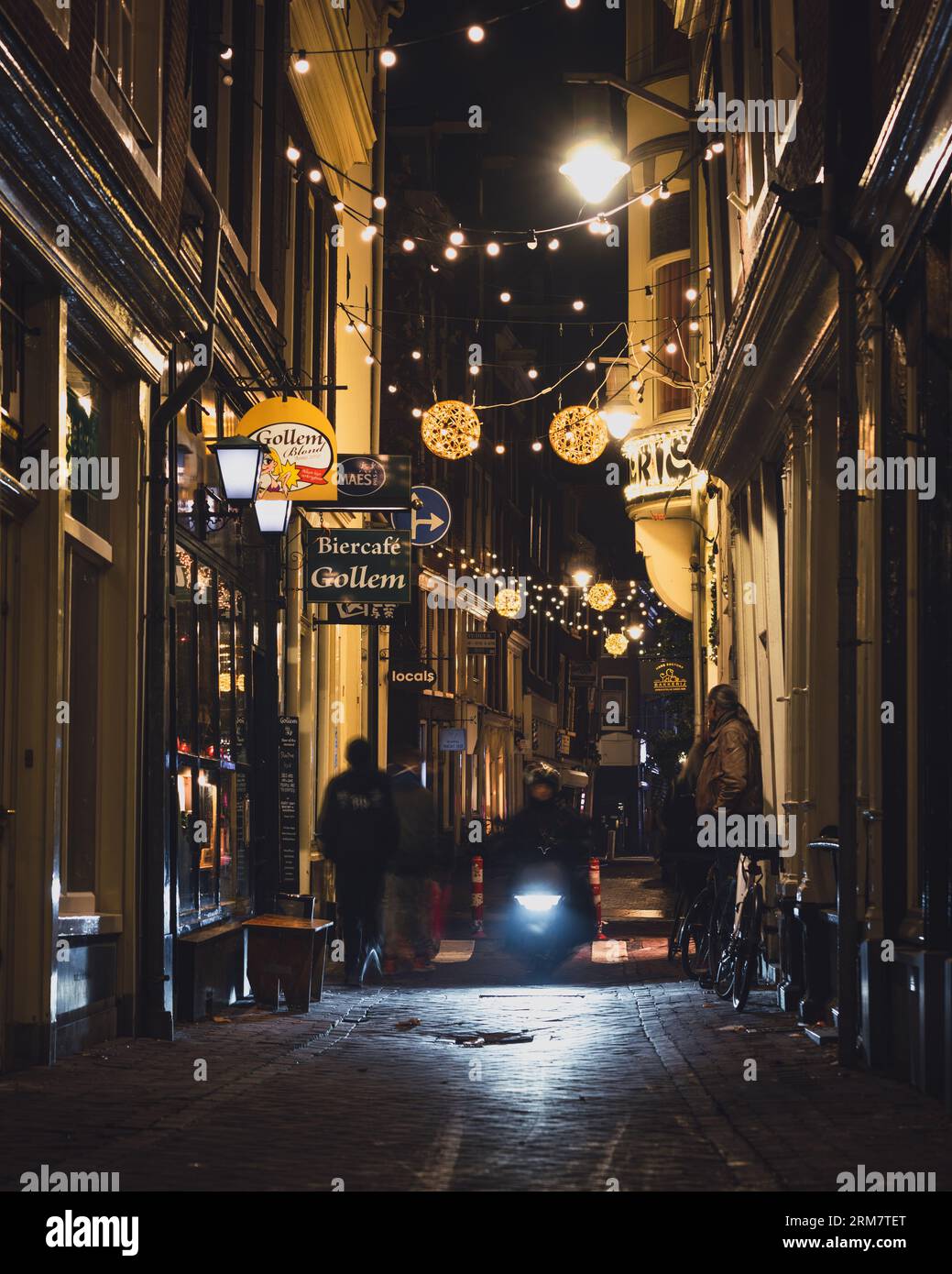 Una verticale di luci luminose su una strada trafficata di Amsterdam di notte nei Paesi Bassi Foto Stock