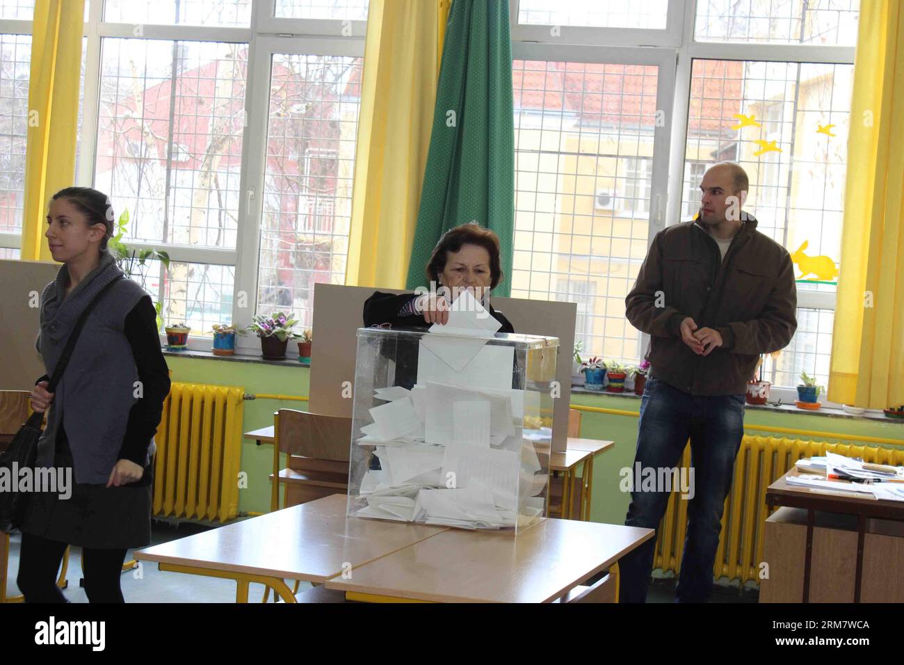 (140316) -- BELGRADO, 16 marzo 2014 (Xinhua) -- Una donna lancia il suo voto in un collegio elettorale a Belgrado, capitale della Serbia, 16 marzo 2014. I seggi elettorali in tutta la Serbia sono stati aperti domenica mattina per più di 6,7 milioni di elettori idonei ad eleggere un nuovo parlamento da 250 seggi. (Xinhua/Namanja Cabric) (zjl) SERBIA-BELGRADO-PARLAMENTO ELEZIONI PUBLICATIONxNOTxINxCHN Belgrado 16 marzo 2014 XINHUA una donna pronuncia il suo voto IN un polling Station a Belgrado capitale della Serbia 16 marzo 2014 i polling in tutta la Serbia sono stati aperti domenica mattina per più di 6 7 milioni di elettori idonei per eleggere un nuovo Foto Stock