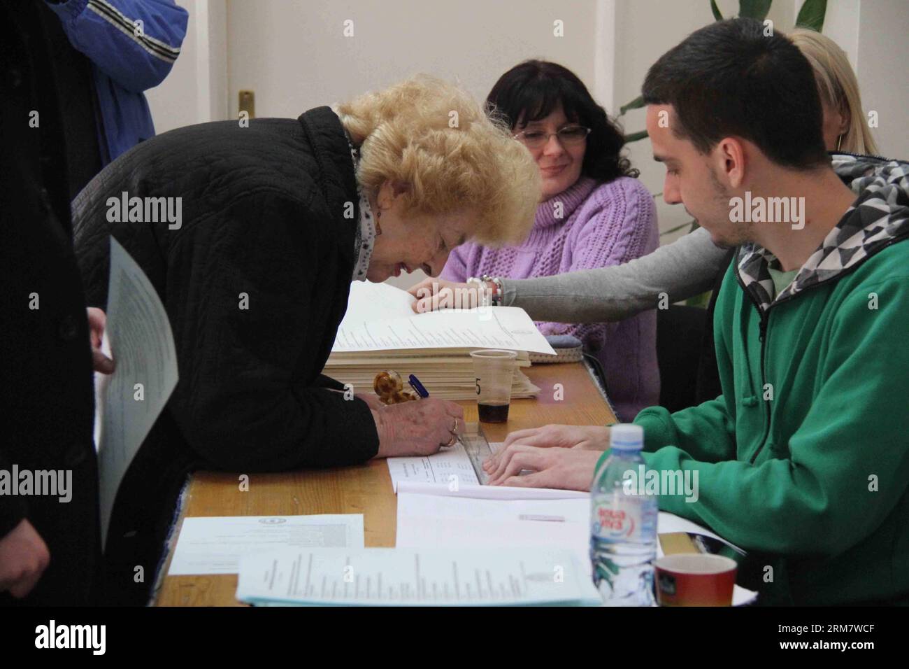 (140316) -- BELGRADO, 16 marzo 2014 (Xinhua) -- Una donna si registra in un seggio elettorale a Belgrado, capitale della Serbia, 16 marzo 2014. I seggi elettorali in tutta la Serbia sono stati aperti domenica mattina per più di 6,7 milioni di elettori idonei ad eleggere un nuovo parlamento da 250 seggi. (Xinhua/Wang Hui) (zjl) SERBIA-BELGRADO-PARLAMENTO ELEZIONI PUBLICATIONxNOTxINxCHN Belgrado 16 marzo 2014 XINHUA un registro delle donne PRESSO una stazione di polling a Belgrado capitale della Serbia 16 marzo 2014 i polling in tutta la Serbia hanno aperto domenica mattina per più di 6 7 milioni di elettori ammissibili per eleggere un nuovo Parlamento con 250 posti Foto Stock