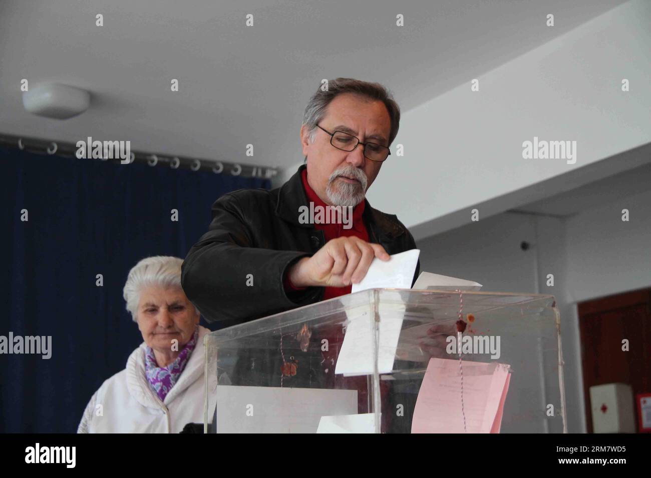 (140316) -- BELGRADO, 16 marzo 2014 (Xinhua) -- Un uomo lancia il suo voto in un collegio elettorale a Belgrado, capitale della Serbia, 16 marzo 2014. I seggi elettorali in tutta la Serbia sono stati aperti domenica mattina per più di 6,7 milioni di elettori idonei ad eleggere un nuovo parlamento da 250 seggi. (Xinhua/Wang Hui) (zjl) SERBIA-BELGRADO-PARLAMENTO ELEZIONI PUBLICATIONxNOTxINxCHN Belgrado 16 marzo 2014 XINHUA un uomo pronuncia il suo voto IN un polling Station a Belgrado capitale della Serbia 16 marzo 2014 i polling in tutta la Serbia sono stati aperti domenica mattina per più di 6 7 milioni di elettori idonei per eleggere un nuovo posto 250 Foto Stock