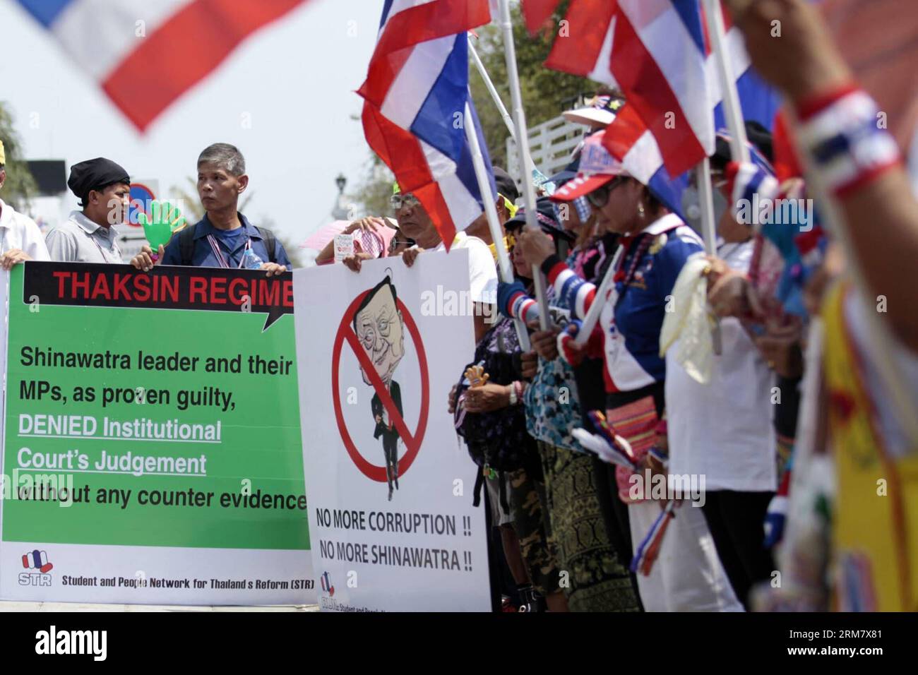 (140318) -- BANGKOK, 18 marzo 2014 (Xinhua) -- i manifestanti anti-governativi thailandesi partecipano a una manifestazione di fronte all'edificio delle Nazioni Unite a Bangkok, Thailandia, 18 marzo 2014. Il gabinetto di custodia tailandese martedì ha deciso di revocare il decreto di emergenza ora imposto a Bangkok e nelle province adiacenti, con effetto mercoledì. (Xinhua/Rachen Sageamsak) (djj) THAILANDIA-BANGKOK-RALLY PUBLICATIONxNOTxINxCHN Bangkok 18 marzo 2014 i manifestanti anti anti-governativi tailandesi XINHUA partecipano a un raduno di fronte al Palazzo delle Nazioni Unite a Bangkok paese thailandese 18 marzo 2014 il governo thailandese addetto alle cure ON Foto Stock
