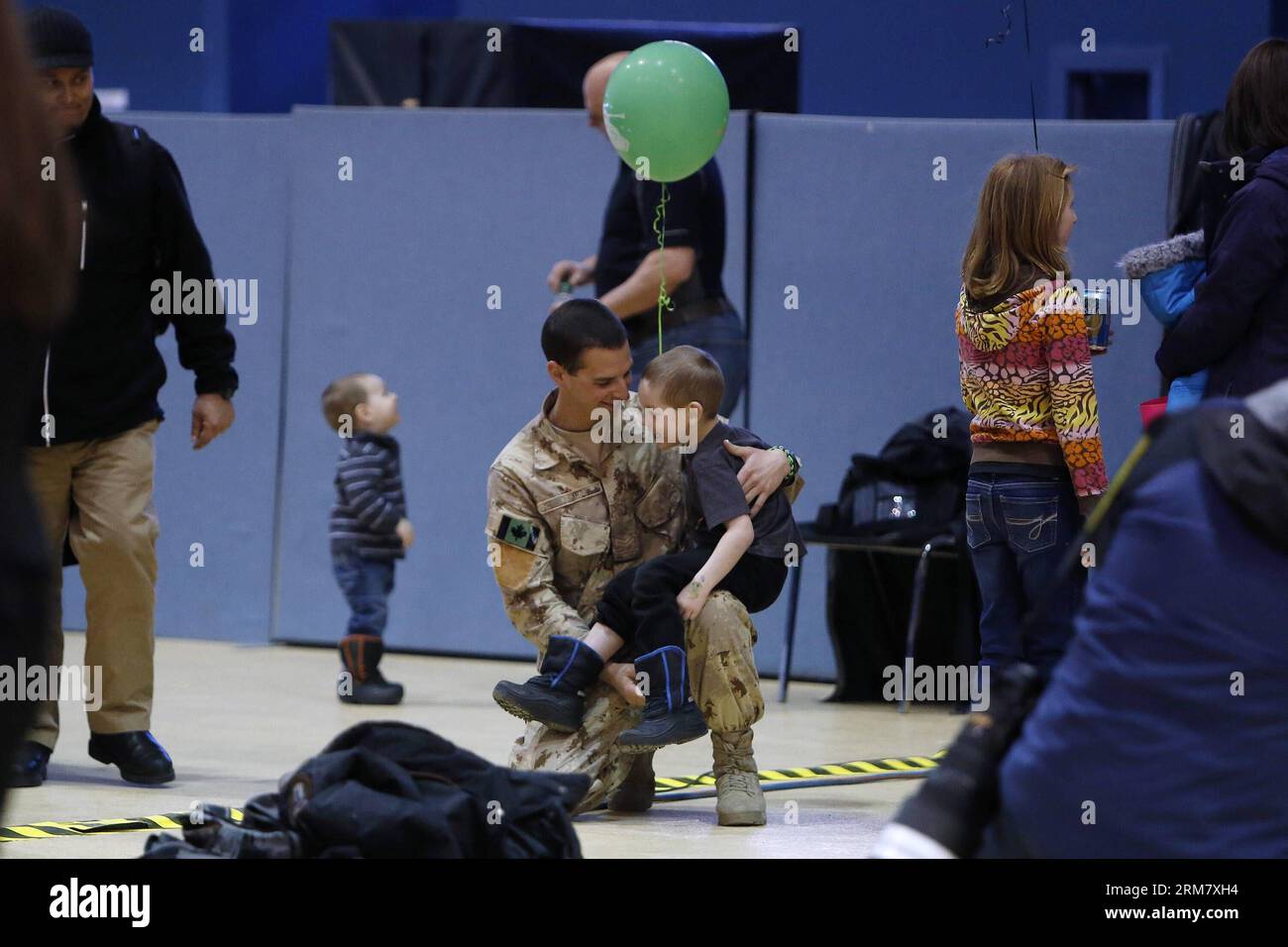 (140319) -- OTTAWA, (Xinhua) -- le ultime truppe canadesi di ritorno dall'Afghanistan hanno passato del tempo salutando i propri cari all'Hangar 11 all'Aeroporto Internazionale Macdonald-Cartier di Ottawa, Canada, il 18 marzo 2014. Le statistiche ufficiali mostrano che dal 2001, quando è iniziato il più grande dispiegamento militare all'estero del Canada di generazioni, oltre 40.000 soldati hanno combattuto in Afghanistan contro la minaccia del terrorismo e un totale di 158 militari canadesi sono stati uccisi, insieme a un giornalista, un diplomatico, e due contraenti civili con una spesa di 14 miliardi di dollari canadesi. (Xinhua/ Foto Stock