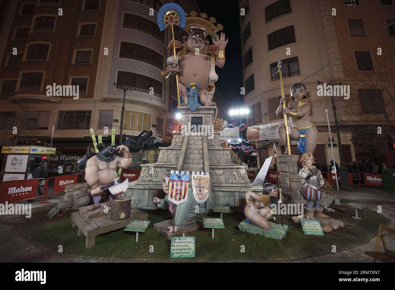 Foto scattata a marzo. Il 18.2014 mostra bambole gigantesche per le strade di Valencia, Spagna. Il Fallas Festival è una celebrazione tradizionale che si tiene in commemorazione di San Giuseppe nella città di Valencia, in Spagna. (Xinhua/Xie Haining)(axy) SPAIN-VALENCIA-THE FALLAS FESTIVAL PUBLICATIONxNOTxINxCHN foto scattata IL 18 marzo 2014 mostra bambole gigantesche per le strade di Valencia Spagna il Fallas Festival È un tradizionale eroe della celebrazione in commemorazione di San Giuseppe nella città di Valencia in Spagna XINHUA Xie Haining axy Spain Valencia The Fallas Festival PUBLICATIONxNOTxINxCHN Foto Stock