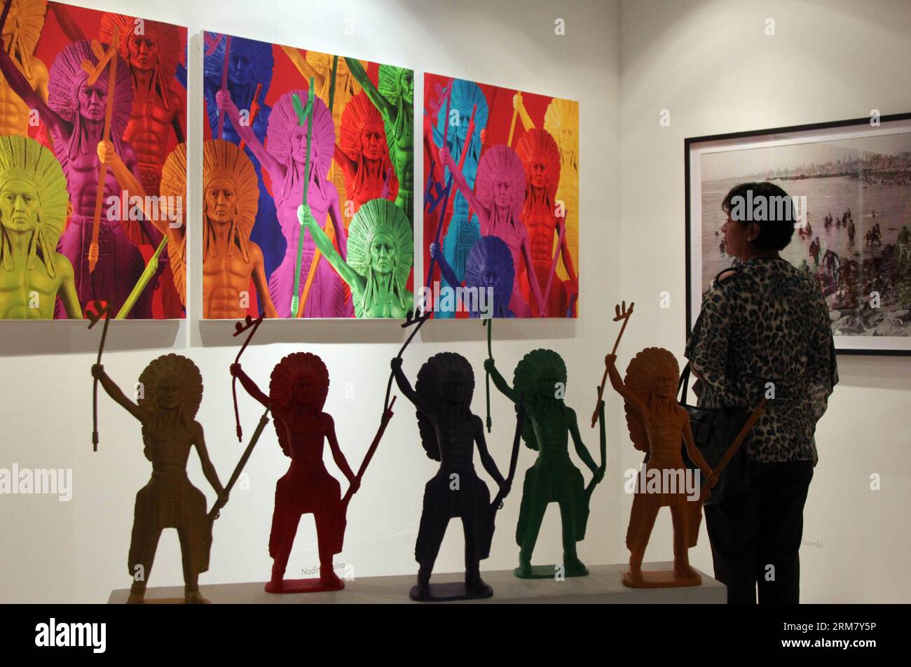 (140320) -- LIMA, (Xinhua) -- Un residente osserva un'opera della galleria il Museo , del direttore Fernando Pradilla, durante la Fiera Internazionale di Arte Contemporanea di Lima Art Lima 2014 , inaugurata nella Scuola superiore di Guerra dell'Esercito, nel distretto di Chorrillos, dipartimento di Lima, Perù, il 19 marzo 2014. La seconda edizione della fiera Art Lima 2014 , tenutasi dal 20 al 23 marzo, mira a consolidarsi nel calendario internazionale delle fiere d'arte, con la partecipazione di 15 paesi. (Xinhua/Luis Camacho) (da) PERÙ-LIMA-CULTURA-FAIR PUBLICATIONxNOTxINxCHN Lima XINHUA un residente osserva una W. Foto Stock