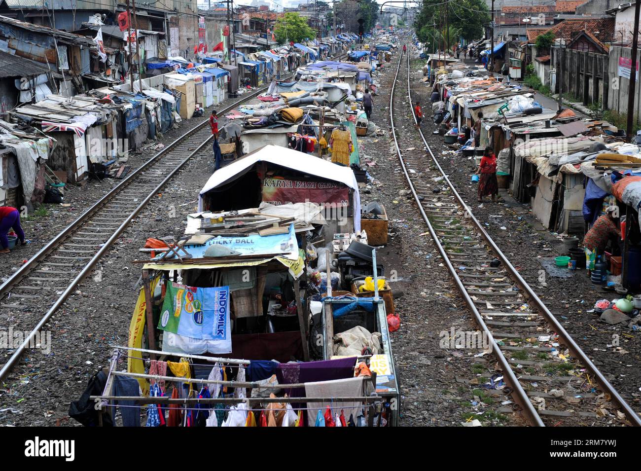 GIACARTA, i residenti camminano sul lato di una ferrovia a Giacarta, Indonesia, 21 marzo 2014. (Xinhua/Veri Sanovri) (srb) INDONESIA-GIACARTA-DAILY LIFE PUBLICATIONxNOTxINxCHN i residenti di Giacarta camminano SUL lato di una ferrovia a Giacarta Indonesia 21 marzo 2014 XINHUA veri SRB Indonesia Jakarta Daily Life PUBLICATIONxNOTxINxCHN Foto Stock