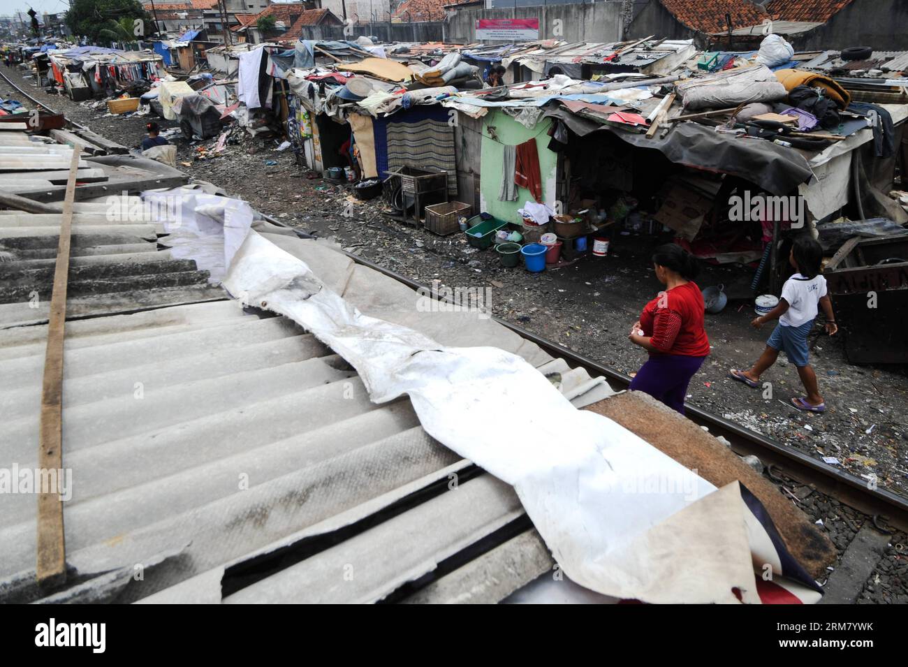 GIACARTA, i residenti camminano sul lato di una ferrovia a Giacarta, Indonesia, 21 marzo 2014. (Xinhua/Veri Sanovri) (srb) INDONESIA-GIACARTA-DAILY LIFE PUBLICATIONxNOTxINxCHN i residenti di Giacarta camminano SUL lato di una ferrovia a Giacarta Indonesia 21 marzo 2014 XINHUA veri SRB Indonesia Jakarta Daily Life PUBLICATIONxNOTxINxCHN Foto Stock