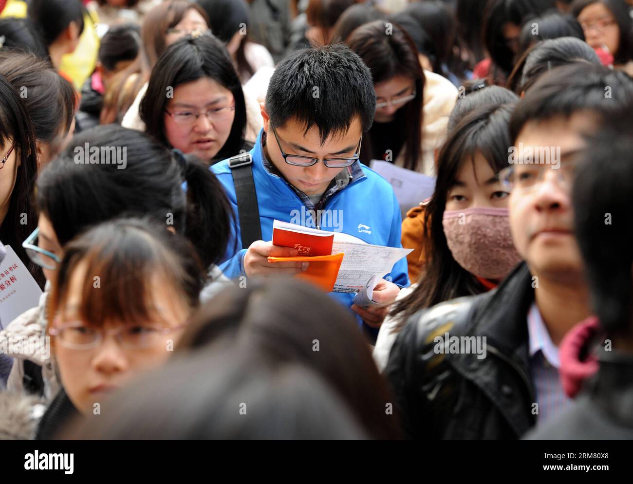 I candidati si preparano per gli esami di servizio civile del 2014 a Nanchino, capitale della provincia di Jiangsu della Cina orientale, 23 marzo 2014. Più di 240.000 candidati competono negli esami per qualificarsi per circa 6.480 posti di servizio civile provinciale a Jiangsu domenica. (Xinhua/Sun CAN) (wf) CHINA-JIANGSU-NANJING-CIVIL SERVICE EXAM (CN) PUBLICATIONxNOTxINxCHN candidati si preparano per gli esami del servizio civile 2014 a Nanchino capitale della provincia di Jiangsu 23 marzo 2014 più di 240 000 candidati competono agli esami per circa 6 480 posti del servizio civile provinciale a Jiangsu domenica XINHUA Sun PUÒ Foto Stock