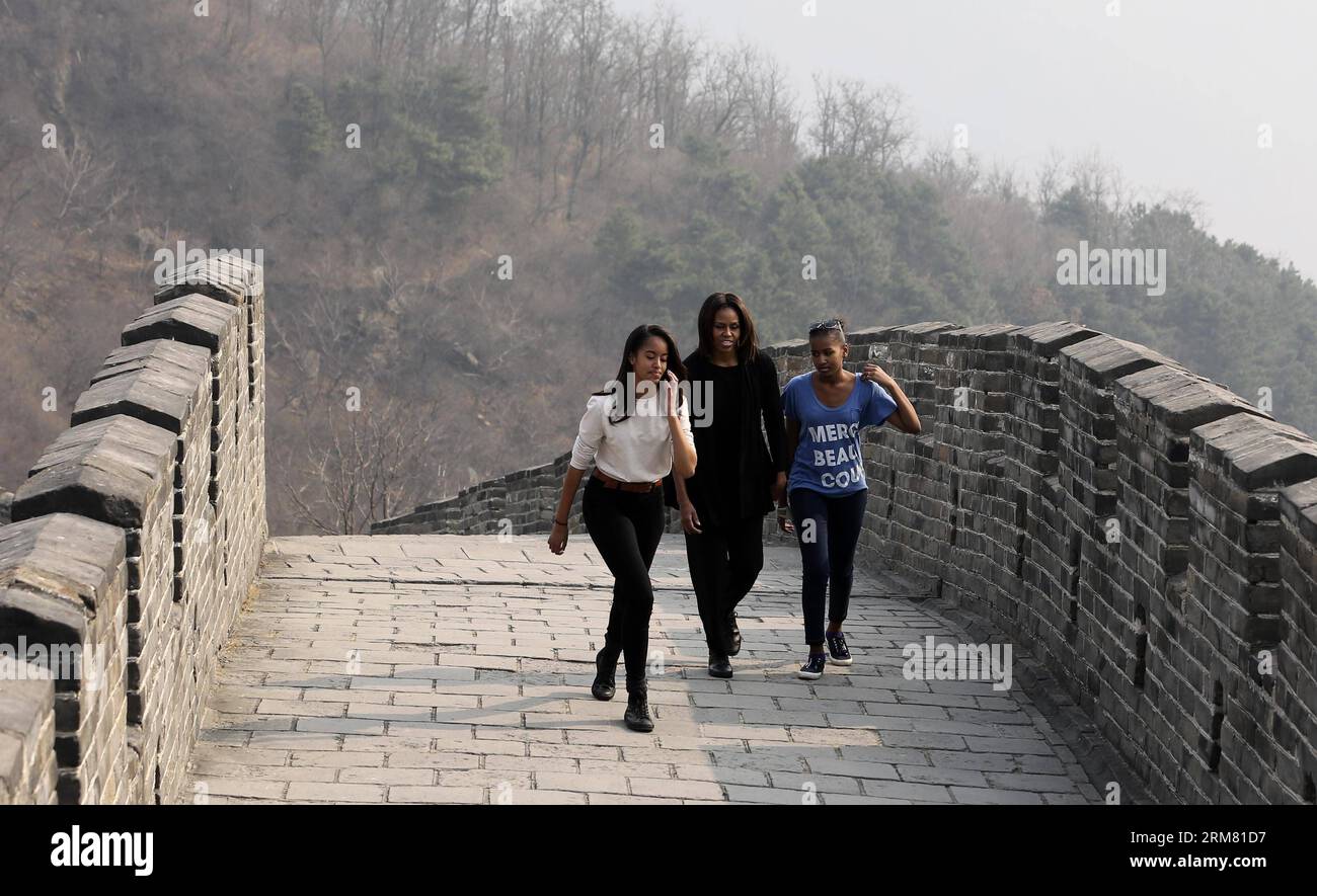 La First Lady Michelle Obama (C) e le sue figlie Malia (L) e Sasha visitano la sezione Mutianyu della grande Muraglia a Pechino, capitale della Cina, il 23 marzo 2014. (Xinhua/Ding Lin) (cjq) CHINA-BEIJING-US-MICHELLE OBAMA-GREAT WALL-VISIT (CN) PUBLICATIONxNOTxINxCHN U S First Lady Michelle Obama C e le sue figlie Malia l e Sasha visitano la sezione Mutianyu della grande Muraglia a Pechino capitale della Cina 23 marzo 2014 XINHUA Thing Lin China Beijing U.S. Michelle Obama Great Wall visit CN PUBLICATIONxNOTxINCHN Foto Stock