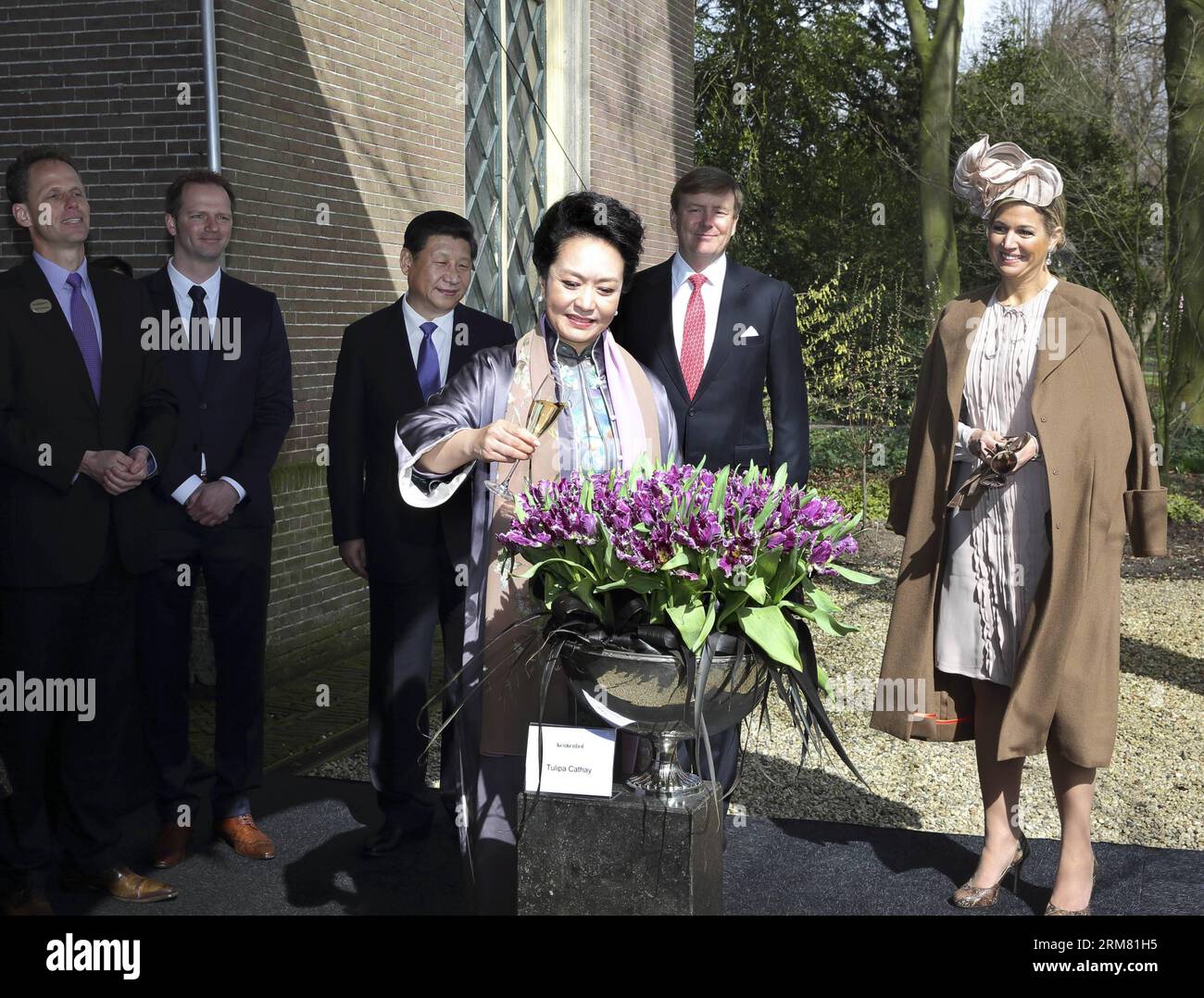 (140323) -- L'AIA, 23 marzo 2014 (Xinhua) -- il presidente cinese Xi Jinping (indietro, 3rd L) e sua moglie Peng Liyuan (fronte) visitano una mostra di tulipani, accompagnati dal re olandese Willem-Alexander (indietro, 2nd R) e dalla regina Maxima (indietro, 1st R) , a Keukenhof a Lisse, Paesi Bassi, 23 marzo 2014. Peng è stato invitato a battezzare un nuovo ceppo di tulipano il Cathay qui domenica. (Xinhua/LAN Hongguang) (cjq) PAESI BASSI-CINA-XI JINPING-PENG LIYUAN-TULIP EXHIBITION-VISIT (CN) PUBLICATIONxNOTxINxCHN l'Aia 23 marzo 2014 XINHUA il presidente cinese Xi Jinping Back 3rd l e sua moglie Peng Liyuan Front Foto Stock