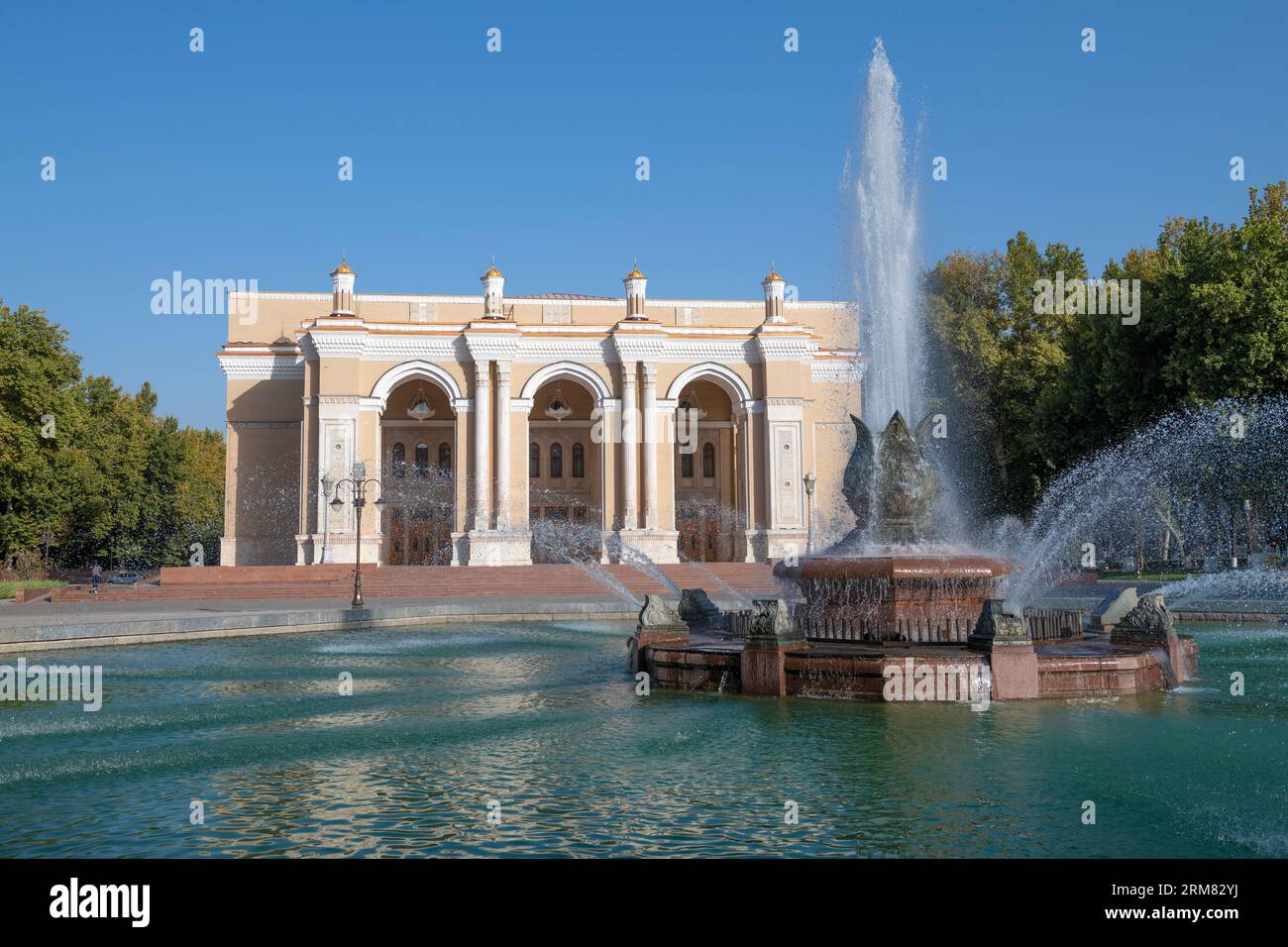 TASHKENT, UZBEKISTAN - 15 SETTEMBRE 2022: Fontana presso l'edificio del grande Teatro accademico di Stato chiamato Alisher Navoi in un soleggiato giorno di settembre Foto Stock