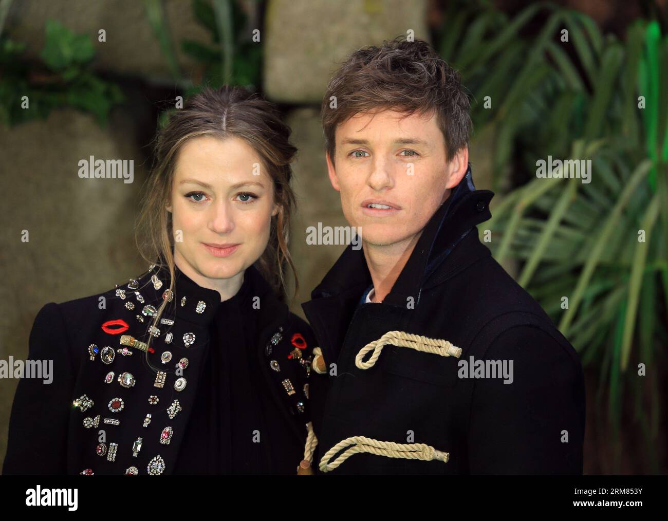 Hannah Bagshawe e Eddie Redmayne partecipano alla prima mondiale di "Early Man" al BFI IMAX di Londra. Foto Stock