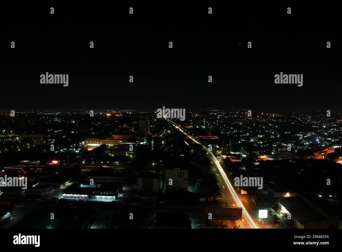 (140329) -- LUSAKA, 29 marzo 2014 (Xinhua) -- foto scattata il 27 marzo 2014 mostra la vista della città di Lusaka di notte, capitale dello Zambia. Questo gruppo di foto, scattate intorno al giorno dell'ora della Terra, che cade il 29 marzo di quest'anno, mostra la vista notturna quotidiana di alcune delle principali città a corto di energia elettrica nei paesi dell'Africa subsahariana, come Mozambico, Repubblica del Congo, Ghana, Ruanda, Togo, ecc. L'abbondante risorsa idrica dello Zambia fornisce un enorme potenziale di trasmissione di energia tra i paesi dell'Africa meridionale. La rete nazionale ha attualmente coperto circa il 23 per cento della sua popolazione. (Xinhua/Peng Lijun)(zjl) Foto Stock
