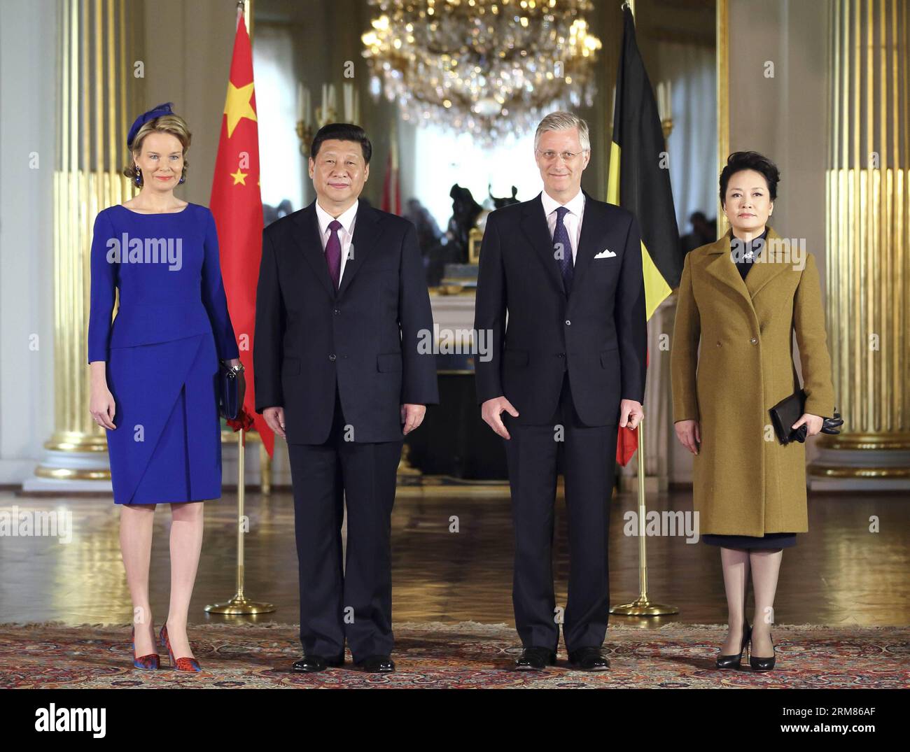 (140330) -- BRUXELLES, 30 marzo 2014 (Xinhua) -- il presidente cinese Xi Jinping (2nd L), sua moglie Peng Liyuan (R), re Filippo del Belgio (2nd R) e la regina Matilde del Belgio posano per una foto di gruppo a Bruxelles, in Belgio, 30 marzo 2014. XI ha incontrato il re Filippo del Belgio a Bruxelles domenica. (Xinhua/LAN Hongguang) (zgp) BELGIO-BRUXELLES-CINA-XI JINPING-KING PHILIPPE-MEETING PUBLICATIONxNOTxINxCHN Bruxelles marzo 30 2014 XINHUA Presidente cinese Xi Jinping 2nd l sua moglie Peng Liyuan r Re Filippo del Belgio 2nd r e la Regina Matilde del Belgio posano per una foto di gruppo a Bruxelles Belgio M Foto Stock