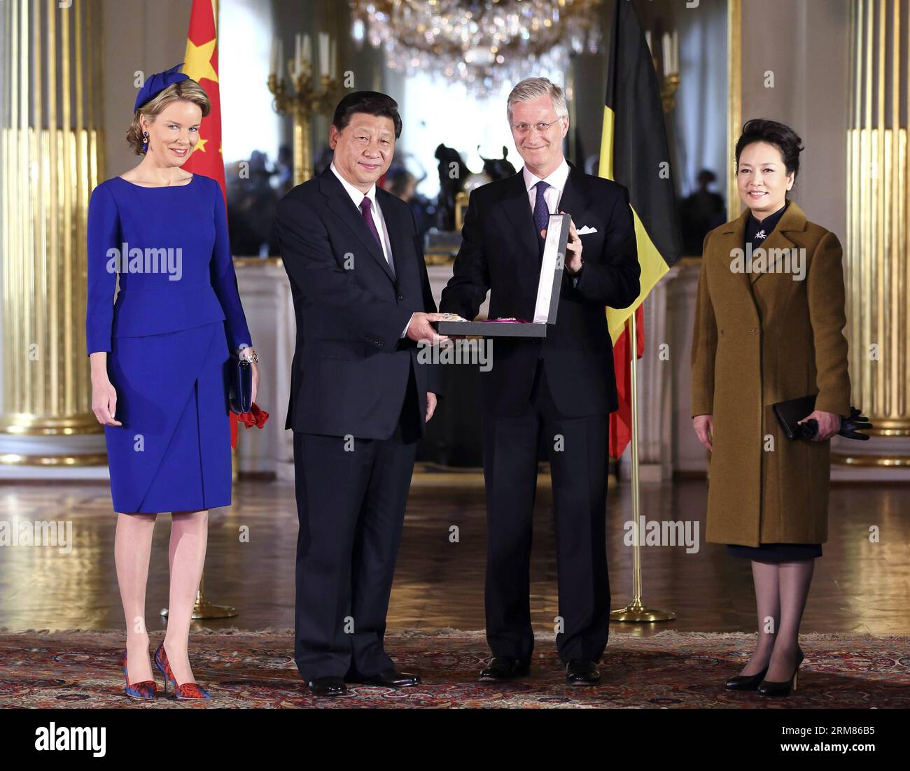 (140330) -- BRUXELLES, 30 marzo 2014 (Xinhua) -- il presidente cinese Xi Jinping (2nd L) riceve una medaglia del Gran cordone dell'ordine di Leopoldo dal re Filippo del Belgio (2nd R) a Bruxelles, in Belgio, il 30 marzo 2014. XI ha incontrato il re Filippo a Bruxelles domenica. (Xinhua/LAN Hongguang) (zgp) BELGIO-BRUXELLES-CINA-XI JINPING-KING PHILIPPE-MEETING PUBLICATIONxNOTxINxCHN Bruxelles marzo 30 2014 XINHUA il presidente cinese Xi Jinping 2nd l riceve una Grand Cordon Medal of the Order of Leopold da re Philippe of Belgium 2nd r a Bruxelles Belgio marzo 30 2014 Xi ha incontrato re Philippe a Brussel Foto Stock