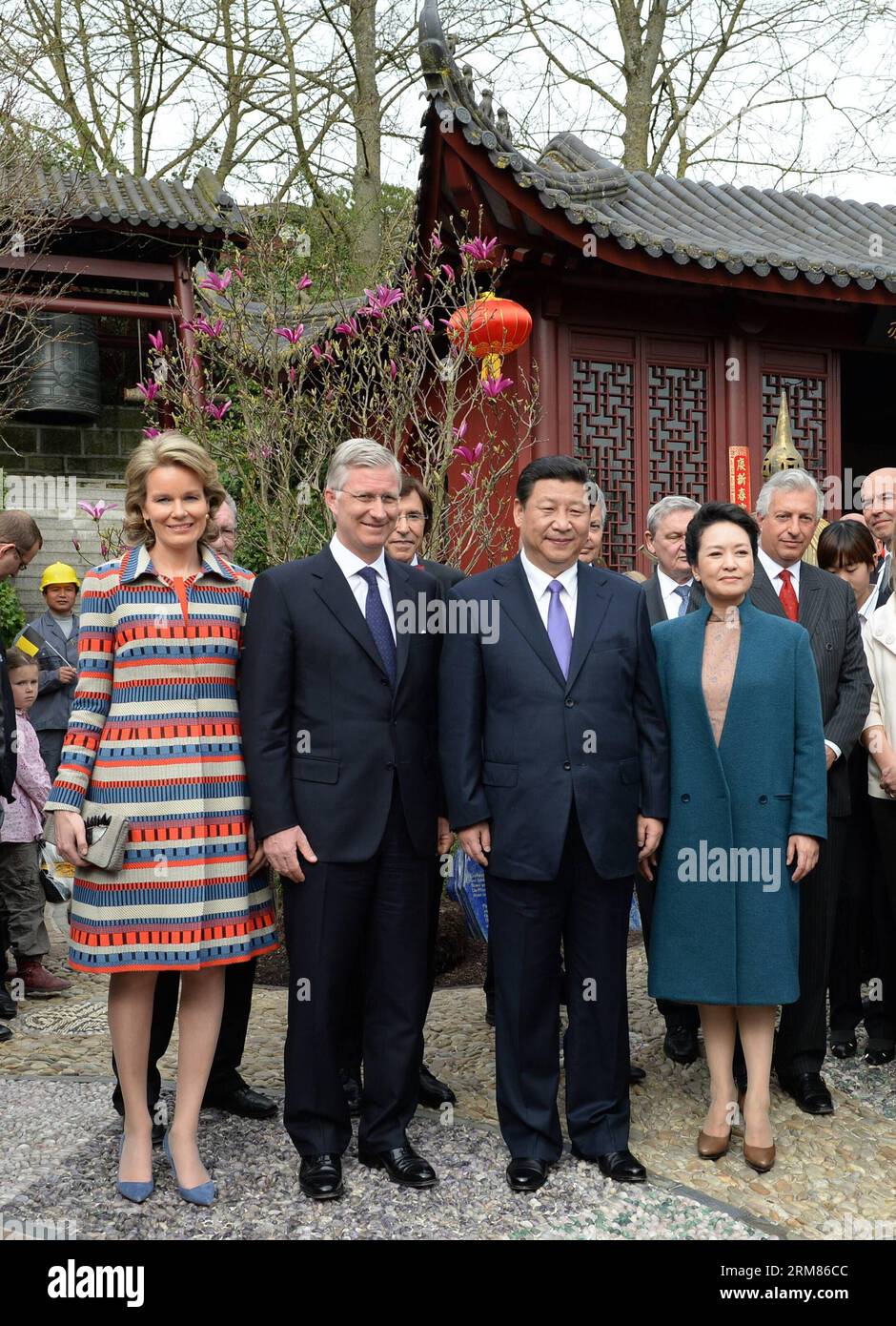 (140330) -- BRUXELLES, 30 marzo 2014 (Xinhua) -- il presidente cinese Xi Jinping (2nd R, front), sua moglie Peng Liyuan (front R), il re belga Philippe (2nd L, front) e la regina Matilde (L) posano per una foto davanti a un albero di magnolia che simboleggia l'amicizia allo zoo Pairi Daiza a Brugelette, Belgio, 30 marzo 2014. XI e il re belga Philippe parteciparono all'inaugurazione di una casa dei panda allo zoo domenica. (Xinhua/ma Zhancheng) (zgp) BELGIO-BRUXELLES-CINA-XI JINPING-PANDA HOUSE PUBLICATIONxNOTxINxCHN Bruxelles marzo 30 2014 XINHUA Presidente cinese Xi Jinping 2° fronte sua moglie Peng L. Foto Stock