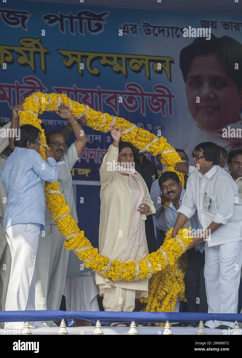 (140331) -- CALCUTTA, 31 marzo 2014 (Xinhua) -- l'ex primo ministro dello stato settentrionale dell'Uttar Pradesh Mayawati (C) onda le persone durante una manifestazione a Calcutta, capitale dello stato indiano orientale del Bengala occidentale, 31 marzo 2014. Le elezioni parlamentari in India si terranno tra il 7 aprile e il 12 maggio. (Xinhua/Tumpa Mondal) (zjl) INDIA-CALCUTTA-ELECTION-RALLY PUBLICATIONxNOTxINxCHN Calcutta marzo 31 2014 XINHUA ex ministri capo dello Stato settentrionale di Uttar Pradesh Mayawati C si lancia alle celebrità durante un raduno a Calcutta capitale dello Stato indiano orientale Bengala OCCIDENTALE marzo 31 2014 Parlia Foto Stock