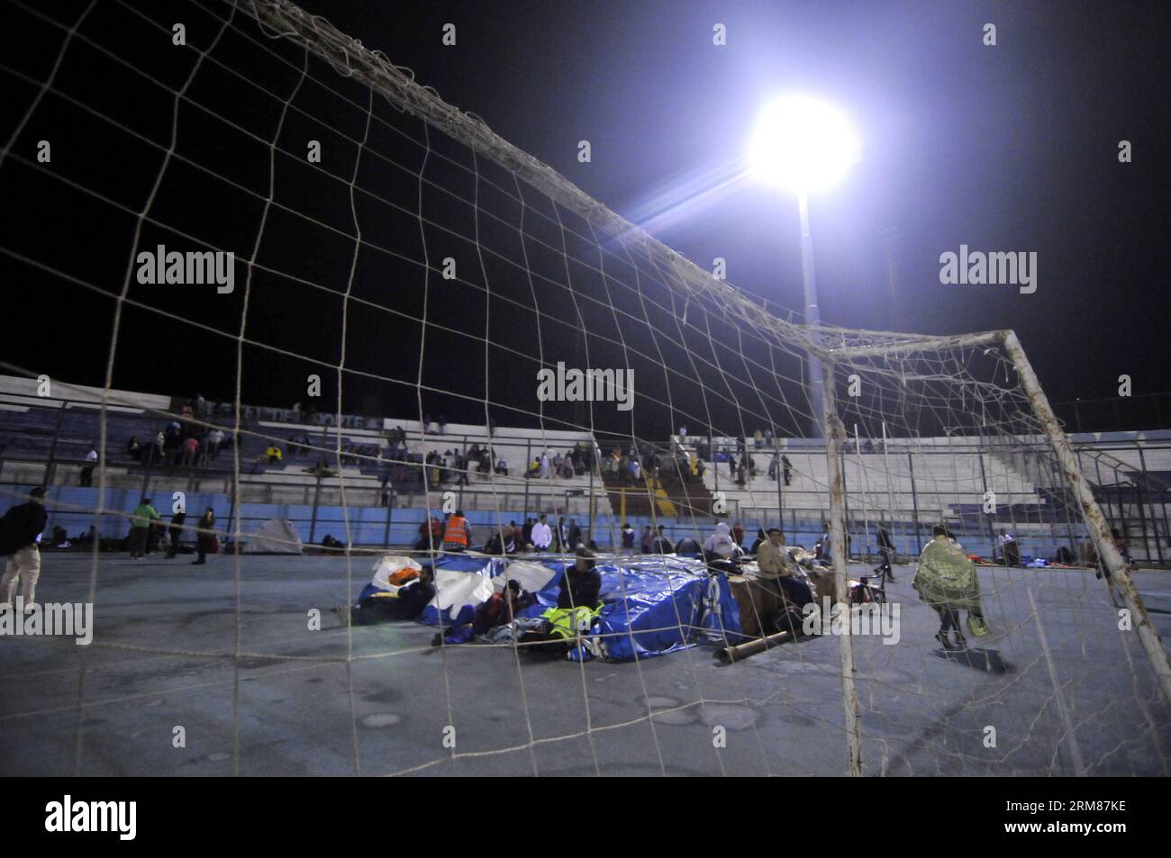 (140402) -- IQUIQUE, 2 aprile 2014 (Xinhua) -- le persone soggiornano al Tierra de Campeones Stadium di Iquique City, Cile settentrionale, il 2 aprile 2014. Cinque persone sono morte in un terremoto di magnitudo 8,2 che ha colpito la costa settentrionale del Cile martedì, secondo il ministro degli interni Rodrigo Penailillo. (Xinhua/Agencia uno) CILE-IQUIQUE-EARTHQUAKE PUBLICATIONxNOTxINxCHN Iquique 2 aprile 2014 le celebrità di XINHUA soggiornano ALLA Tierra de Stage nella città di Iquique nel nord del Cile IL 2 aprile 2014 cinque celebrità sono morte in un terremoto di magnitudo 8 2 Thatcher ha colpito la costa settentrionale del Cile martedì secondo IL ministero dell'interno Foto Stock