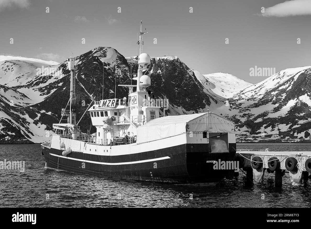 Foto in bianco e nero della nave da cattura delle foche norvegesi (Sealer) A NORD-EST, ormeggiata a Honningsvåg, Troms og Finnmark, Norvegia. 6 maggio 2023 Foto Stock