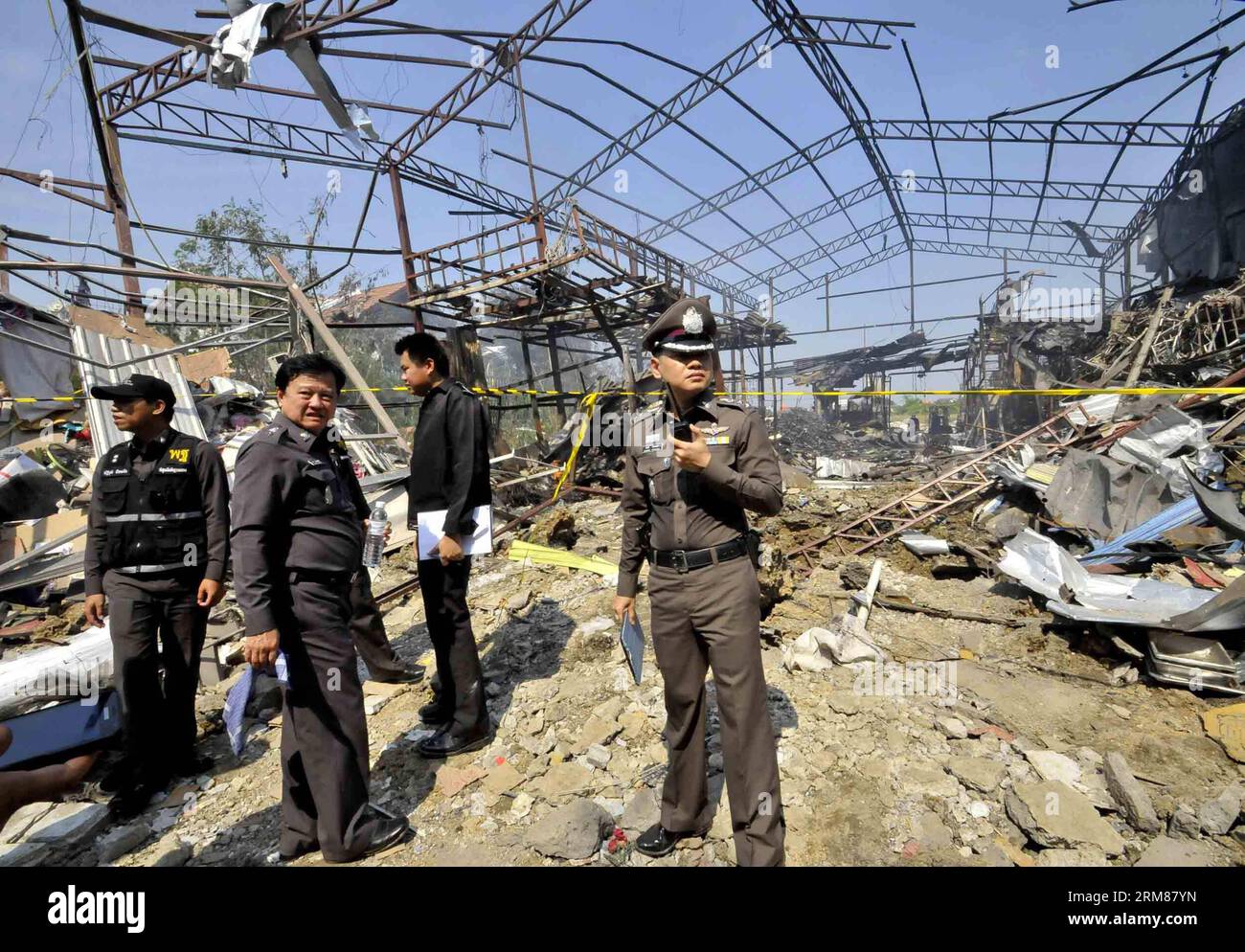 (140402) -- BANGKOK, 2 aprile 2014 (Xinhua) -- i poliziotti thailandesi controllano il sito dell'esplosione in un magazzino di rottami metallici nel distretto di Bang Khen a Bangkok, Thailandia, 2 aprile 2014. Mercoledì, nella capitale tailandese di Bangkok, è esplosa una bomba che si crede fosse del periodo della seconda guerra mondiale, lasciando almeno sette morti e 19 feriti. La bomba da 225 chilogrammi è esplosa quando un operaio in un magazzino di rottami metallici nel distretto di Bang Khen ha cercato di aprirla, che secondo quanto riferito non si è reso conto che si trattava di una bomba. (Xinhua/Rachen Sageamsak) (djj) THAILANDIA-BANGKOK-EXPLOSION PUBLICATIONxNOTxINxCHN Bangkok 2 aprile 2014 Foto Stock